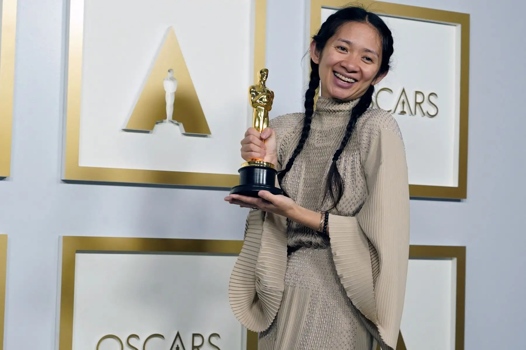 La directora y productora china Chloe Zhao, ganadora del premio mejor dirección con la película "Nomadland", posa en la sala de prensa de los Oscar el 25 de abril de 2021 en Union Station en Los Ángeles. Foto: AFP