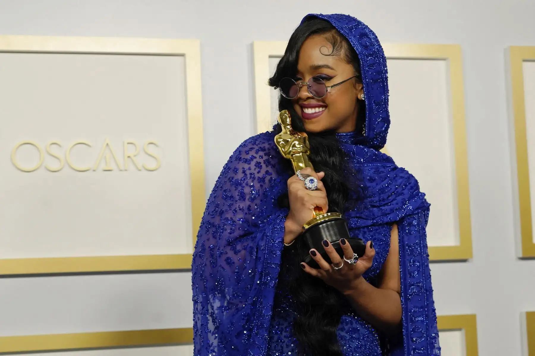 ELLA, ganadora de la Mejor Canción Original por "Fight For You" de "Judas and the Black Messiah", posa en la sala de prensa de los Oscar el domingo 25 de abril de 2021 en Union Station en Los Angeles. Foto: AFP