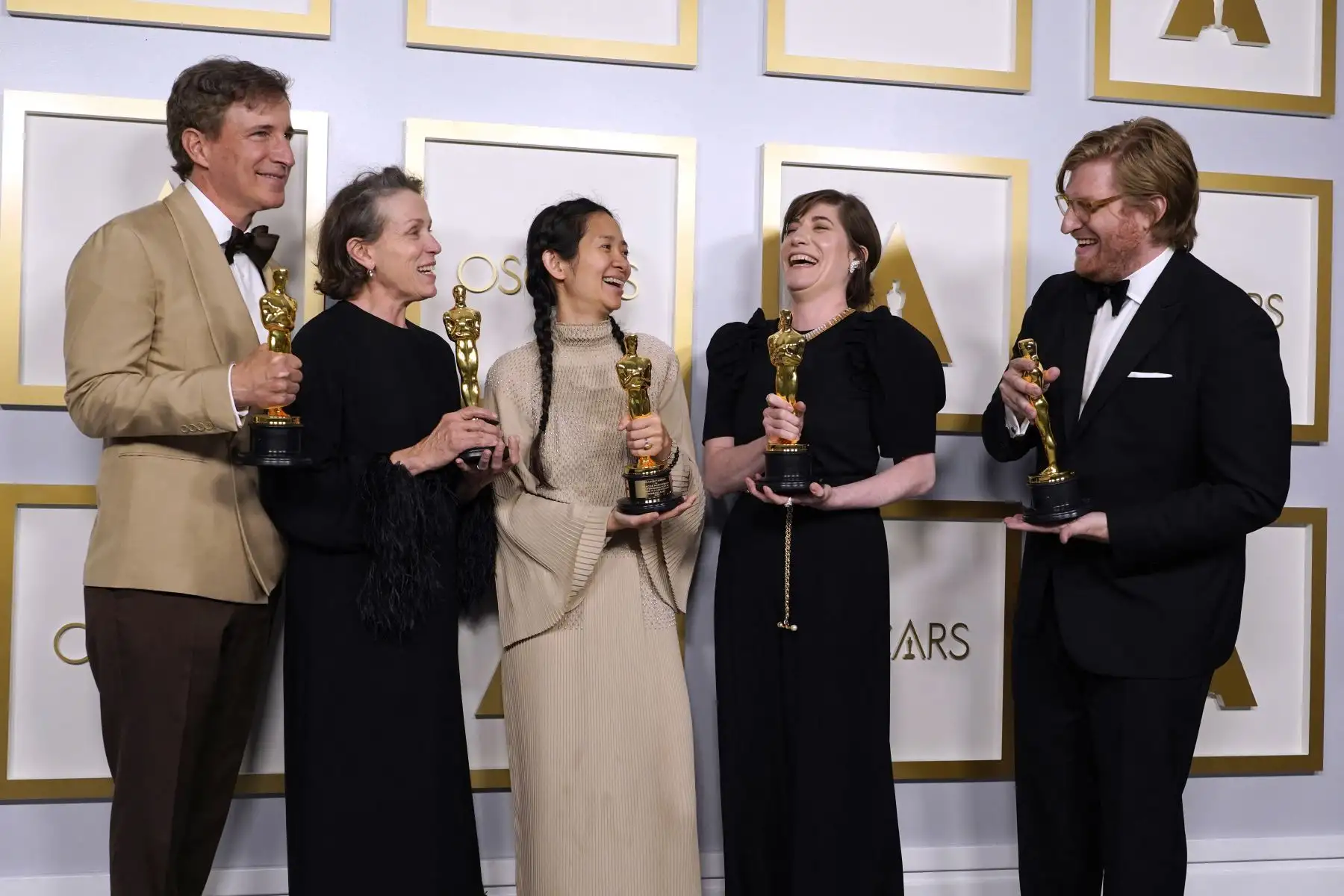Los productores Peter Spears, Frances McDormand, Chloe Zhao, Mollye Asher y Dan Janvey, ganadores del premio a la mejor película por "Nomadland", posan en la sala de prensa de los Oscar el 25 de abril de 2021 en Union Station en Los Angeles. Foto: AFP