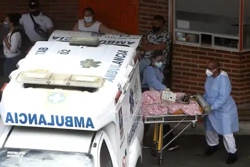 Bogotá declara alerta roja general y ajusta medidas contra ola de covid-19.