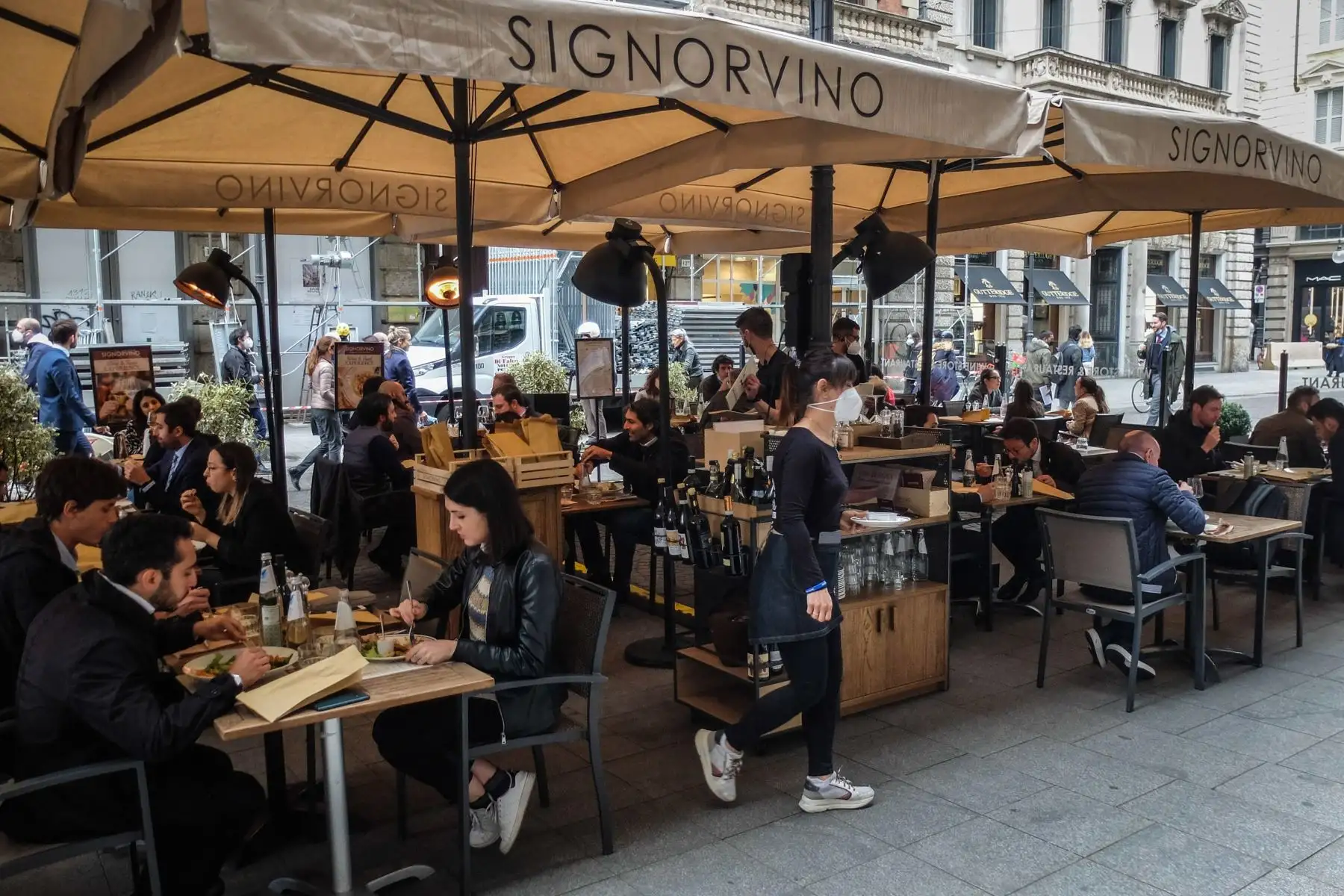 Los clientes se sientan en un restaurante después de reabrir en Milán, Italia, el 26 de abril de 2021. Foto: EFE