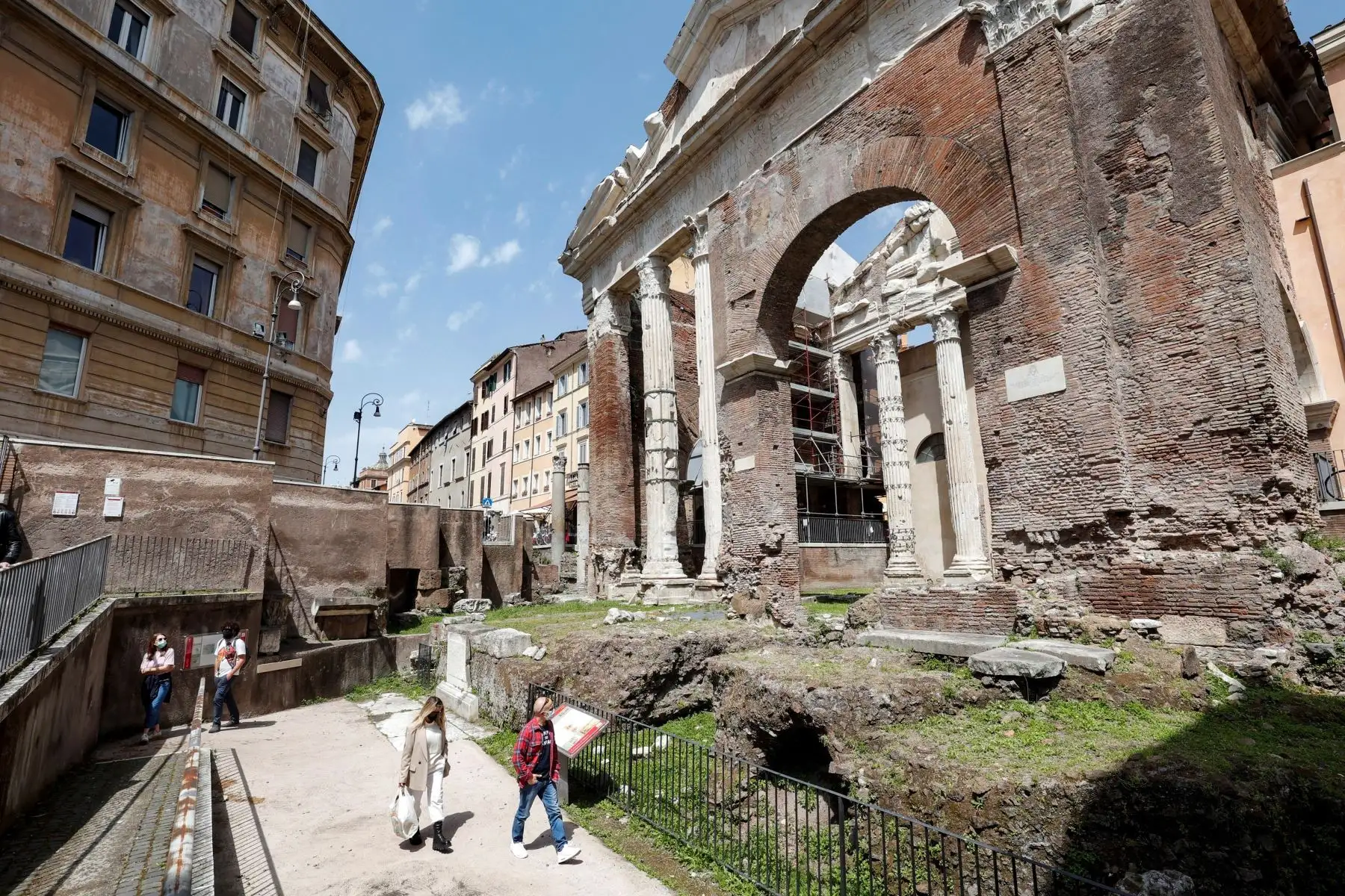 Personas visitan el sitio del Teatro de Marcelo en el primer día de reapertura al público luego que la región de Lazio vuelva a la zona amarilla covid-19 en su sistema de niveles pandémicos, en Roma, el 26 de abril de 2021. Foto: EFE