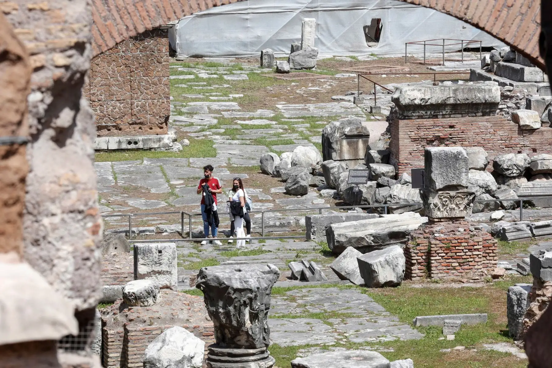 La gente visita el sitio de los Foros Imperiales durante el primer día de reapertura al público luego que la región de Lazio vuelva a la zona amarilla covid-19 en su sistema de niveles pandémicos, en Roma, el 26 de abril de 2021. Foto: EFE