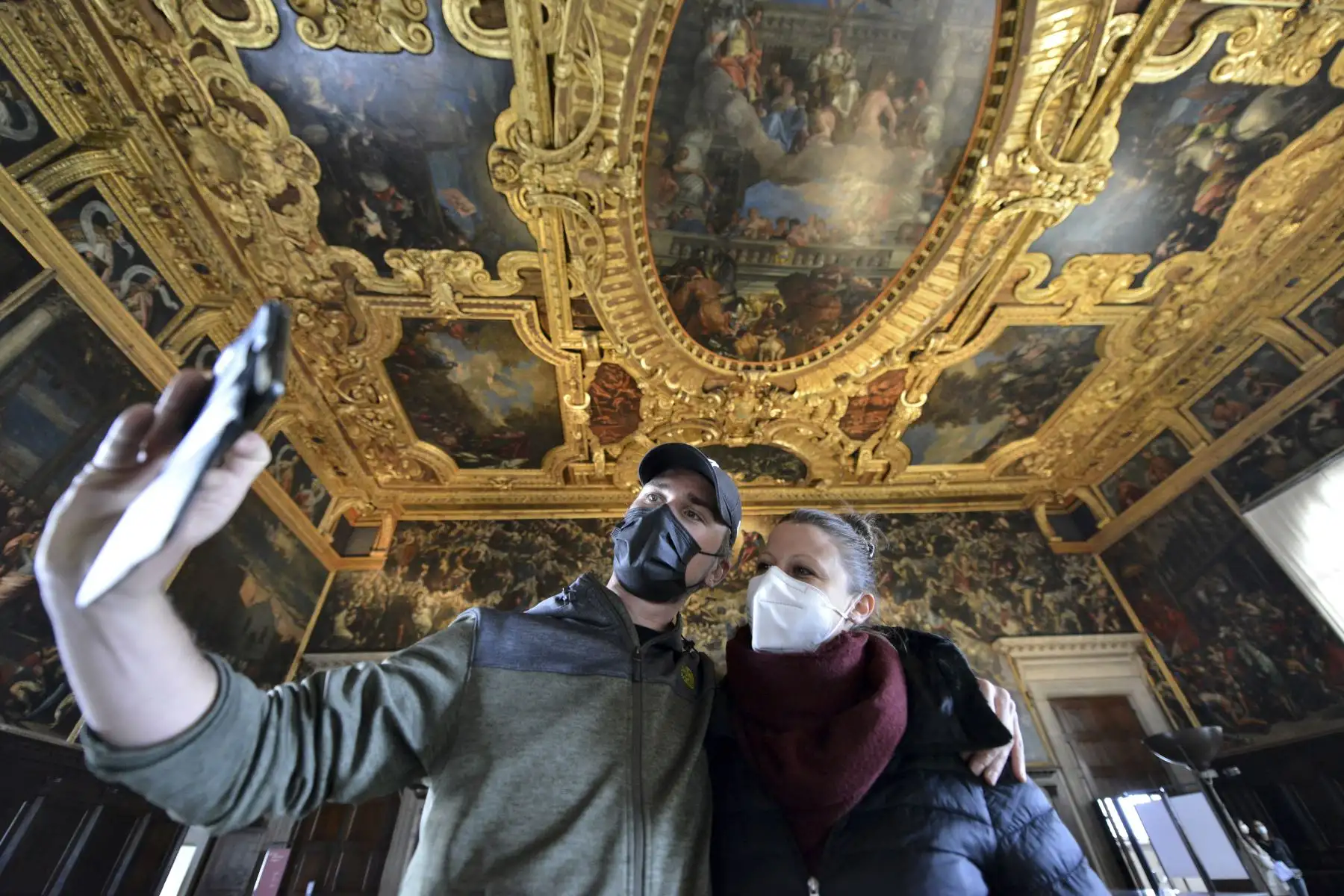 Los visitantes se toman una selfie en el Palazzo Ducale, en Venecia el 26 de abril de 2021. Foto: AFP