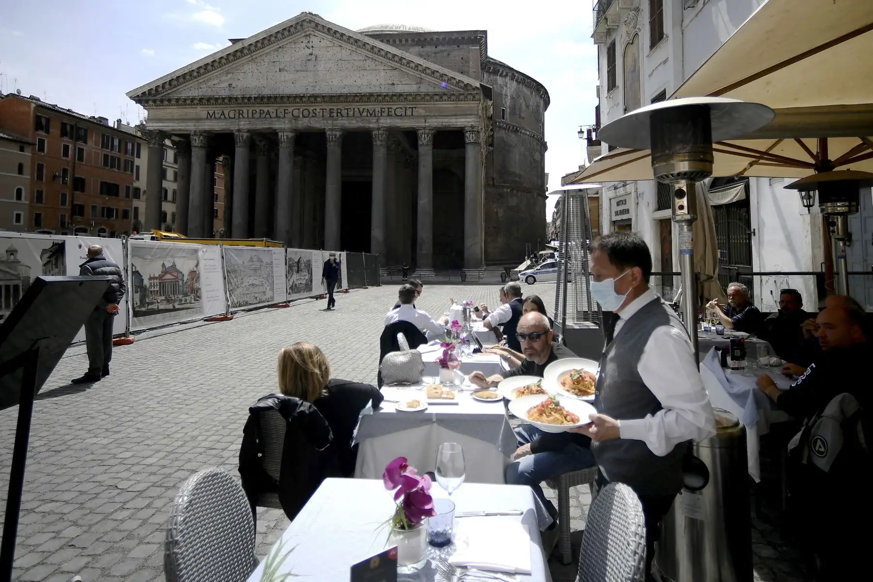 La gente almuerza en un restaurante ubicado en la plaza del Panteón, en el centro de Roma, el 26 de abril de 2021. Foto: AFP