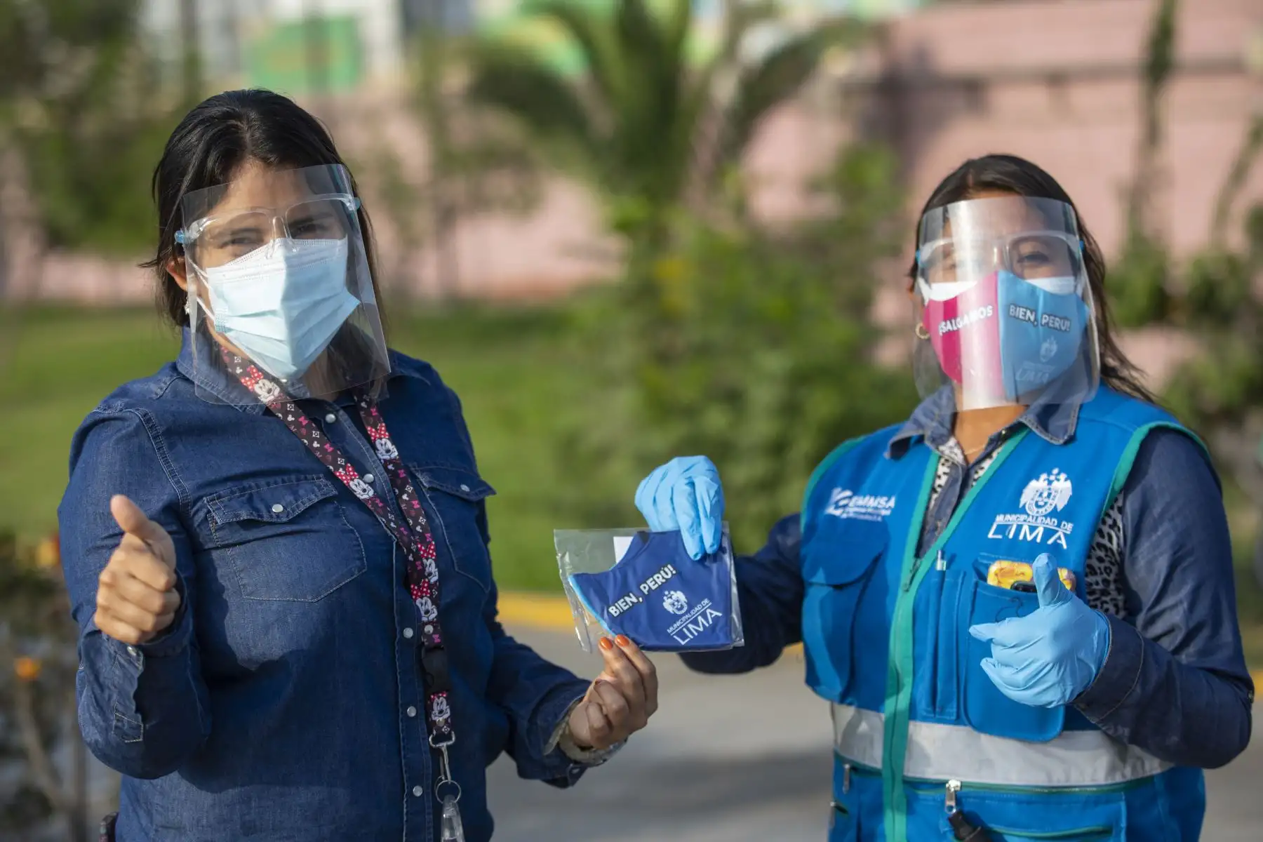 La Municipalidad de Lima entrega protectores faciales a los asistentes al Gran Mercado Mayorista. Foto: MML