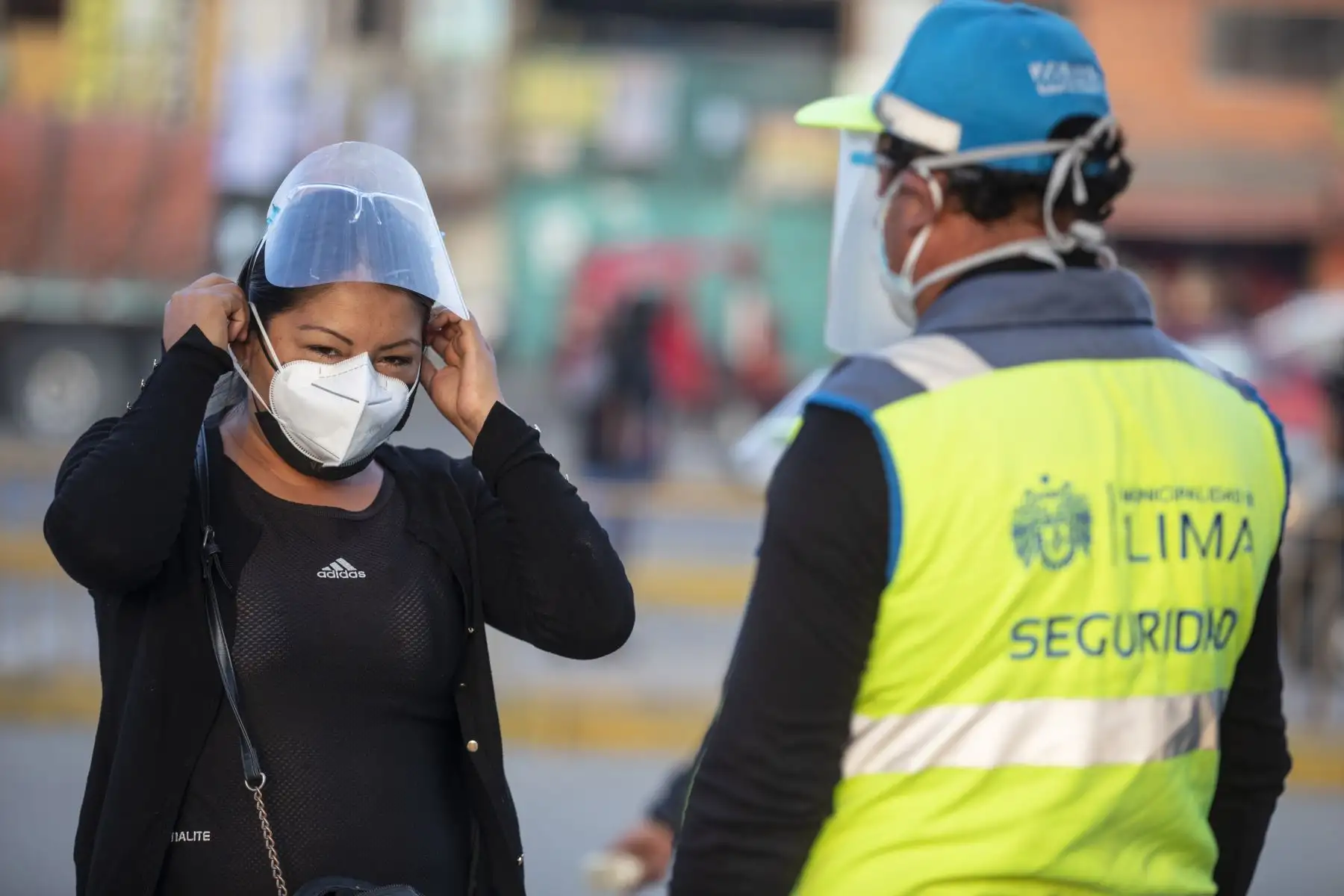 La Municipalidad de Lima entrega protectores faciales a los asistentes al Gran Mercado Mayorista. Foto: MML