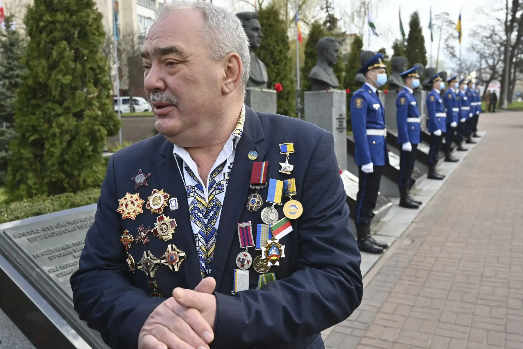 Un liquidador de la central nuclear de Chernobyl reacciona en el memorial de Kiev durante la conmemoración de las víctimas, el 26 de abril de 2021. Foto: AFP