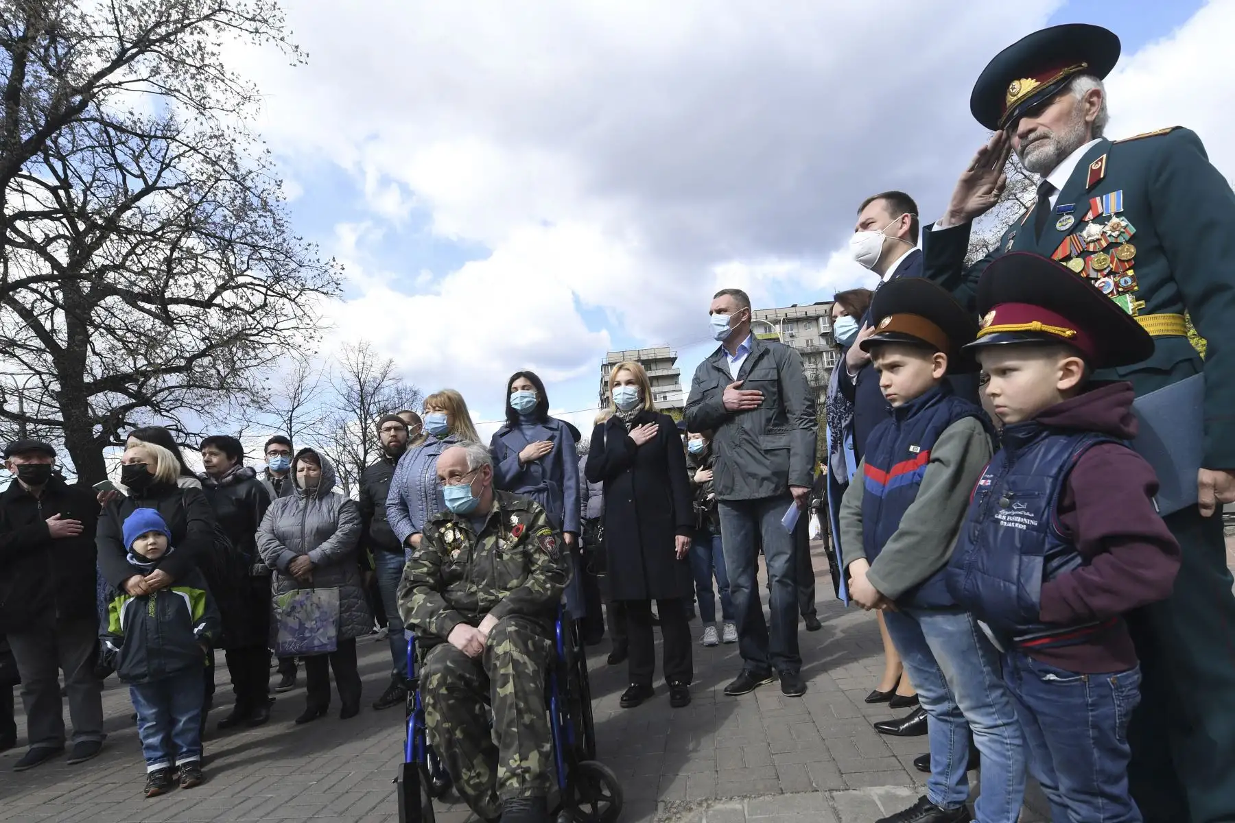 Personas, con máscaras protectoras en medio de la pandemia Covid-19, se reúnen en el monumento de Chernobyl en Kiev para conmemorar a las víctimas del desastre nuclear en el 25 aniversario. Foto: AFP