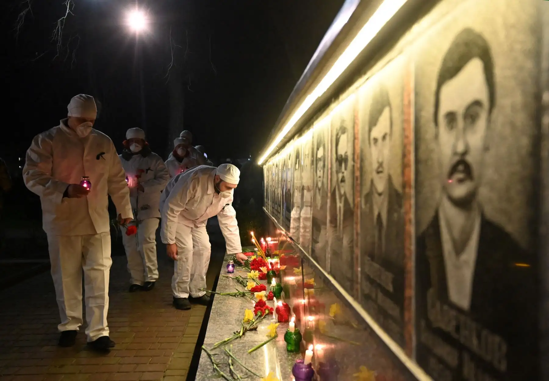 Encienden velas y depositan flores en el monumento a las víctimas de Chernobyl, en Slavutych, la ciudad donde vivía el personal de la central eléctrica, a unos 50 kilómetros del lugar del accidente. Foto: AFP
