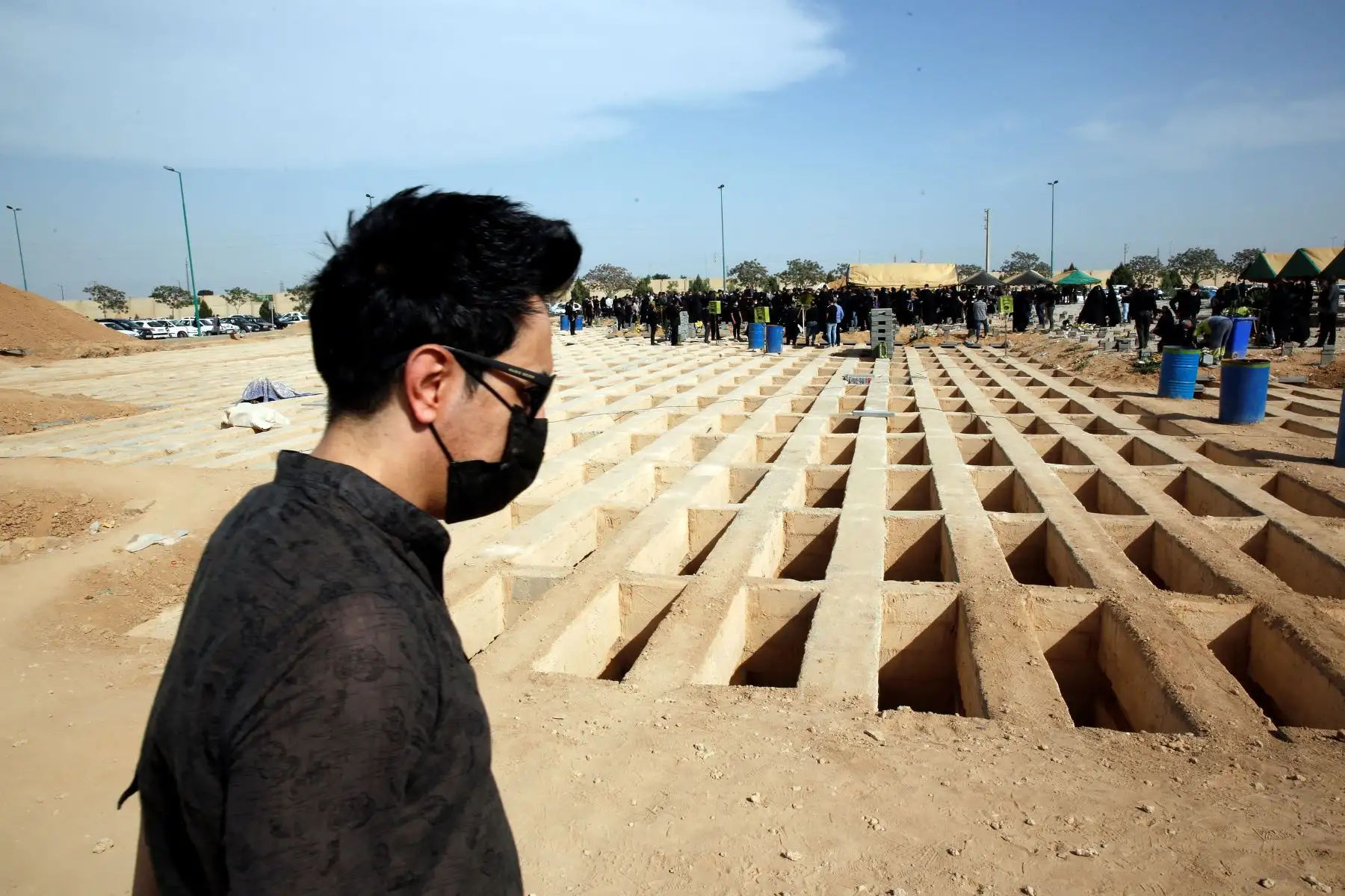 Un hombre iraní pasa junto a tumbas vacías preparadas en Behesht Zahra, el cementerio principal de Teherán, Irán, el 22 de abril de 2021. Foto. EFE