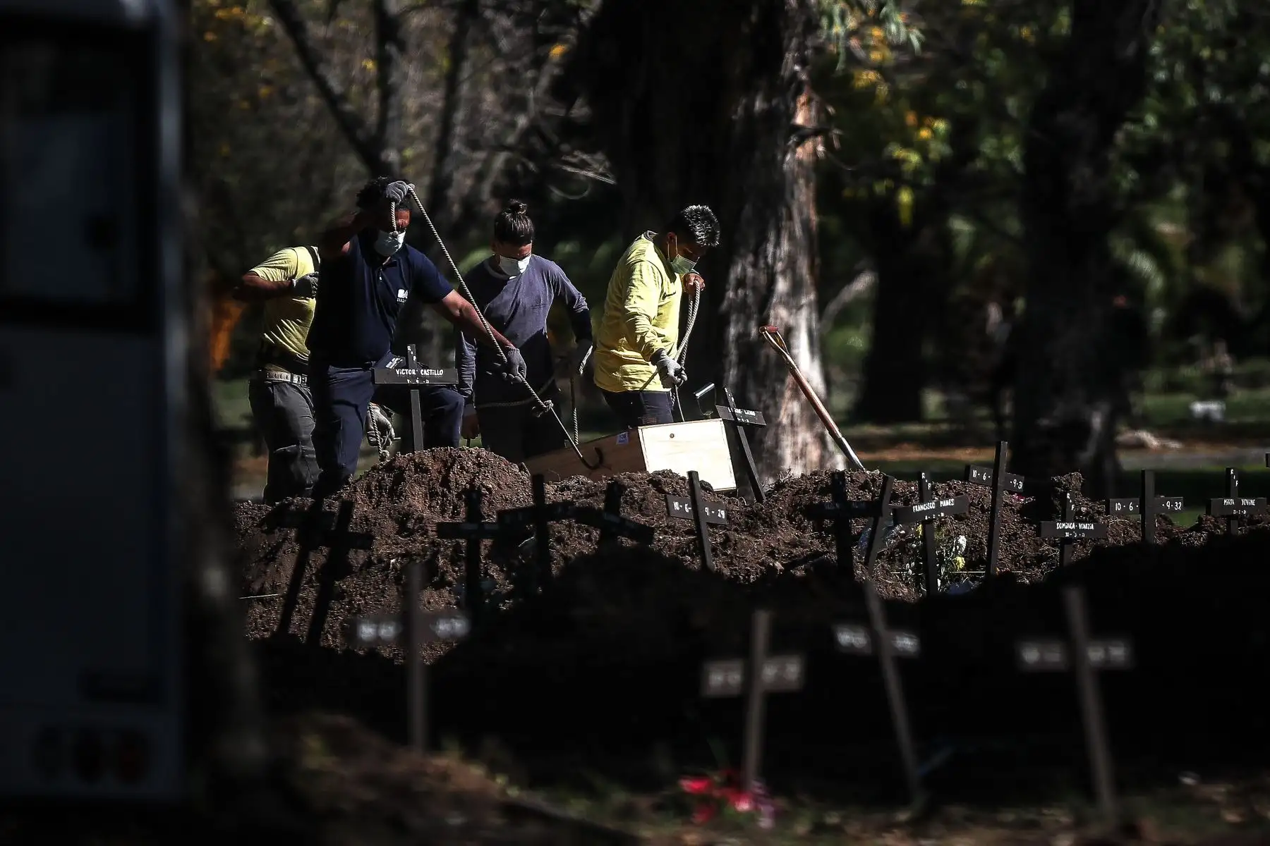 Trabajadores entierran a una persona en un cementerio hoy, en la ciudad de Buenos Aires, el 23 de abril de 2021. Foto: EFE