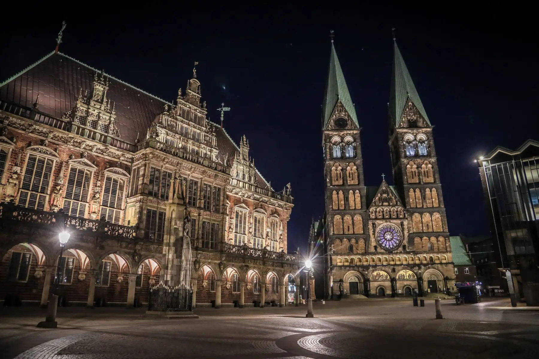 La plaza del mercado vacía frente al ayuntamiento y la cúpula en Bremen, norte de Alemania, 25 de abril de 2021. Foto: EFE