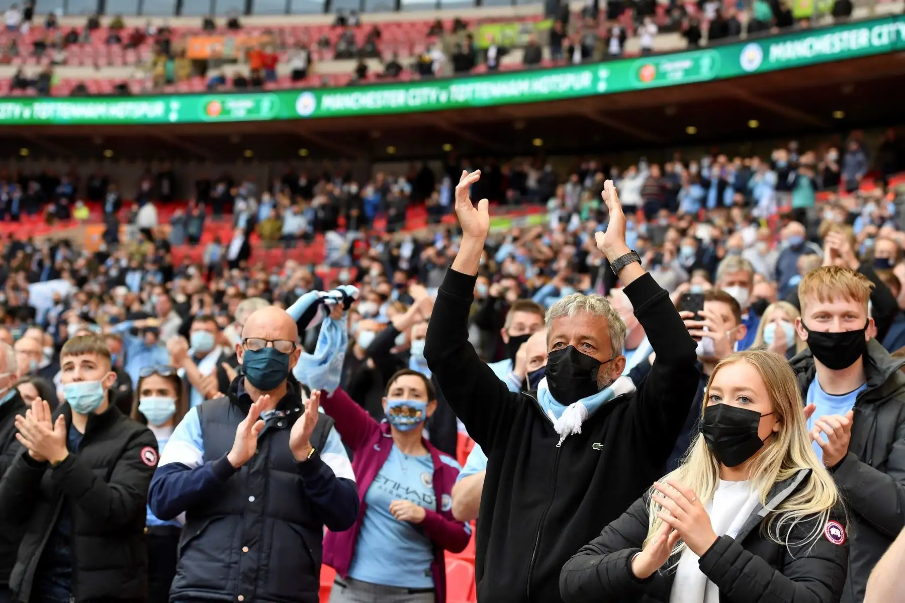 Los aficionados llevan máscaras protectoras en las gradas antes de la final de la Copa Carabao entre Manchester City y Tottenham Hotspur en Wembley en Londres, Gran Bretaña, el 25 de abril de 2021. Foto: EFE