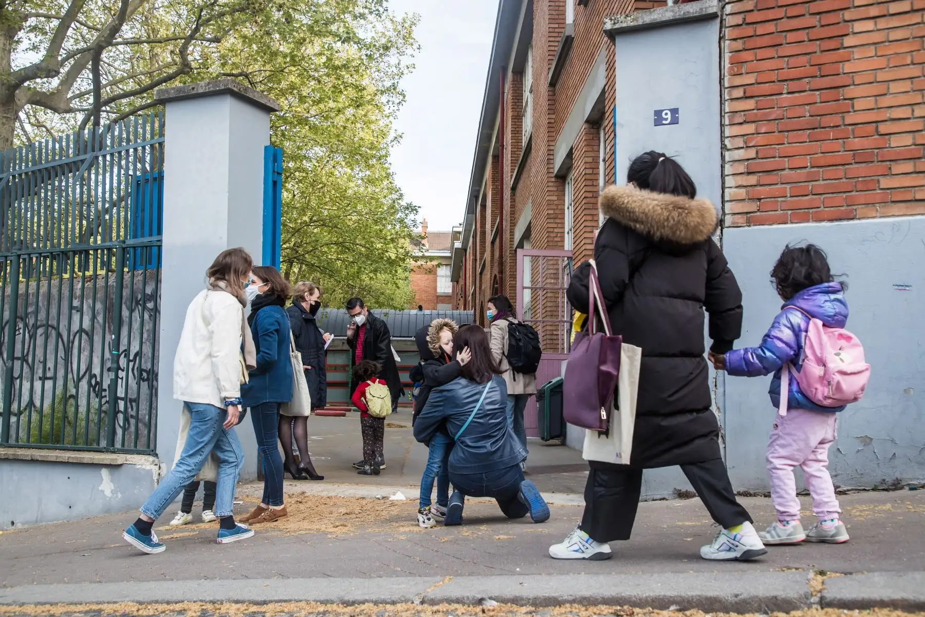 Los niños caminan hasta la escuela primaria Sorbier el primer día de reapertura tras el cierre debido a la pandemia de coronavirus en París, Francia, 26 de abril de 2021. Foto: EFE