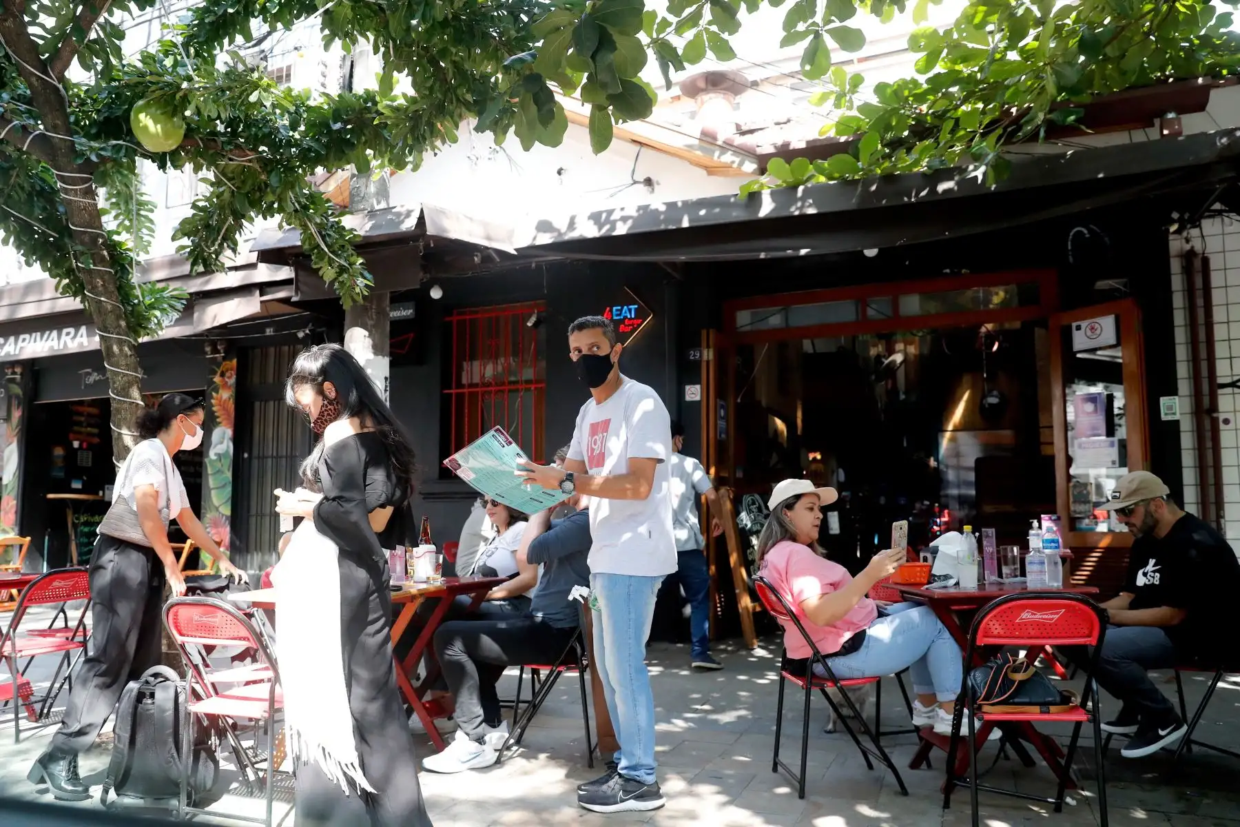 Bares y restaurantes abiertos en Sao Paulo, Brasil, durante la reapertura en uno de los estados más azotado por la pandemia de la covid-19. Foto: EFE
