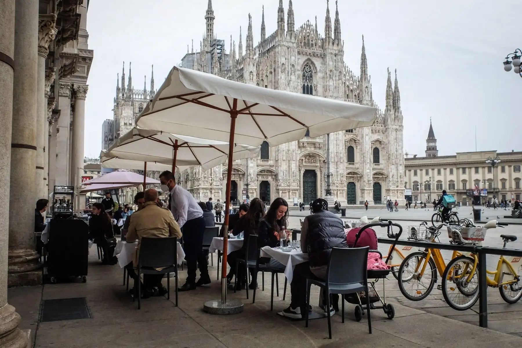 Los clientes se sientan en un restaurante después de reabrir en Milán, Italia, el 26 de abril de 2021. Foto: EFE