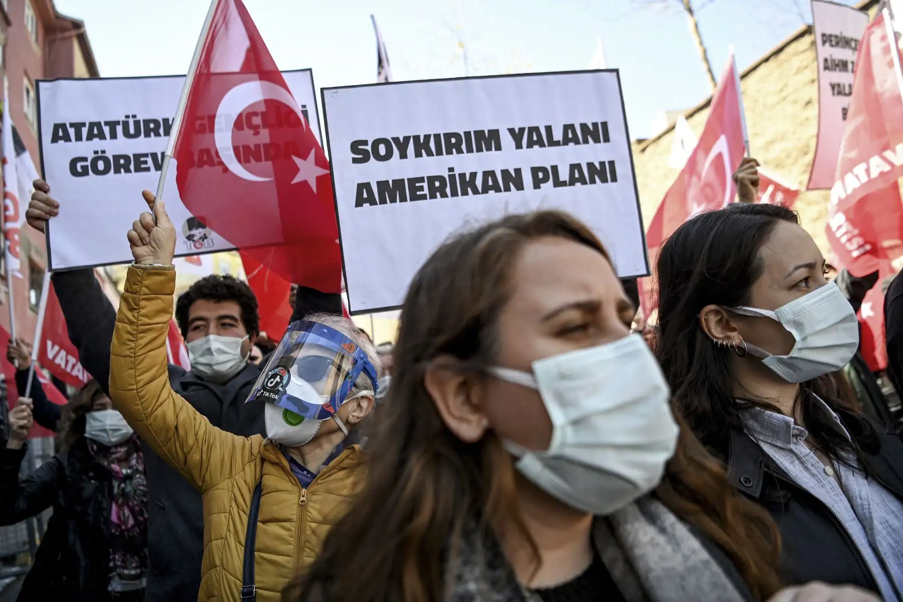 Los manifestantes participan en una manifestación frente al consulado de EE. UU. en Estambul, el 26 de abril de 2021. Foto: AFP