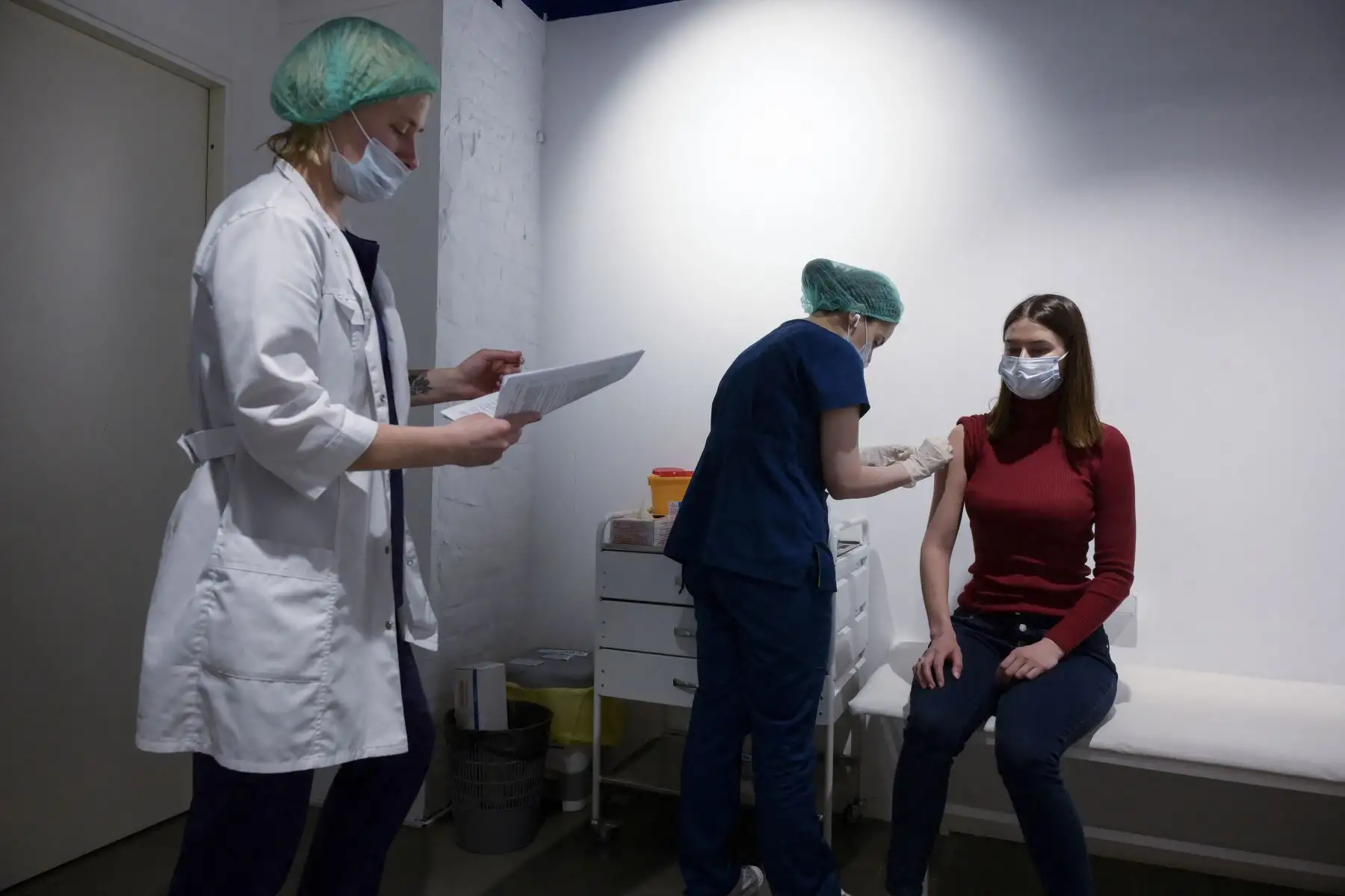 Un trabajador de la salud administra una dosis de la vacuna rusa Sputnik V Covid-19 a un paciente, en un centro de vacunación en Moscú el 26 de abril de 2021. Foto: AFP