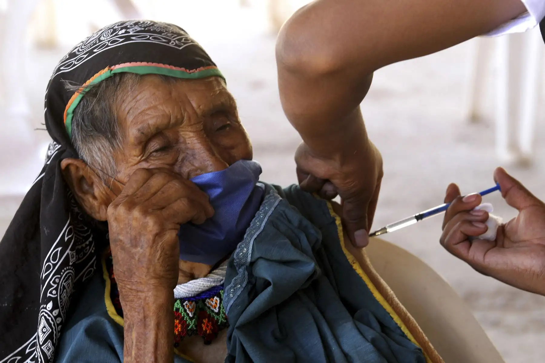 Un indígena Wixarica es inoculado con la vacuna CanSino Biologics contra covid-19 en el centro de vacunación instalado en la localidad de Nuevo Colonia, estado de Jalisco, México, el 16 de abril de 2021. Foto: AFP