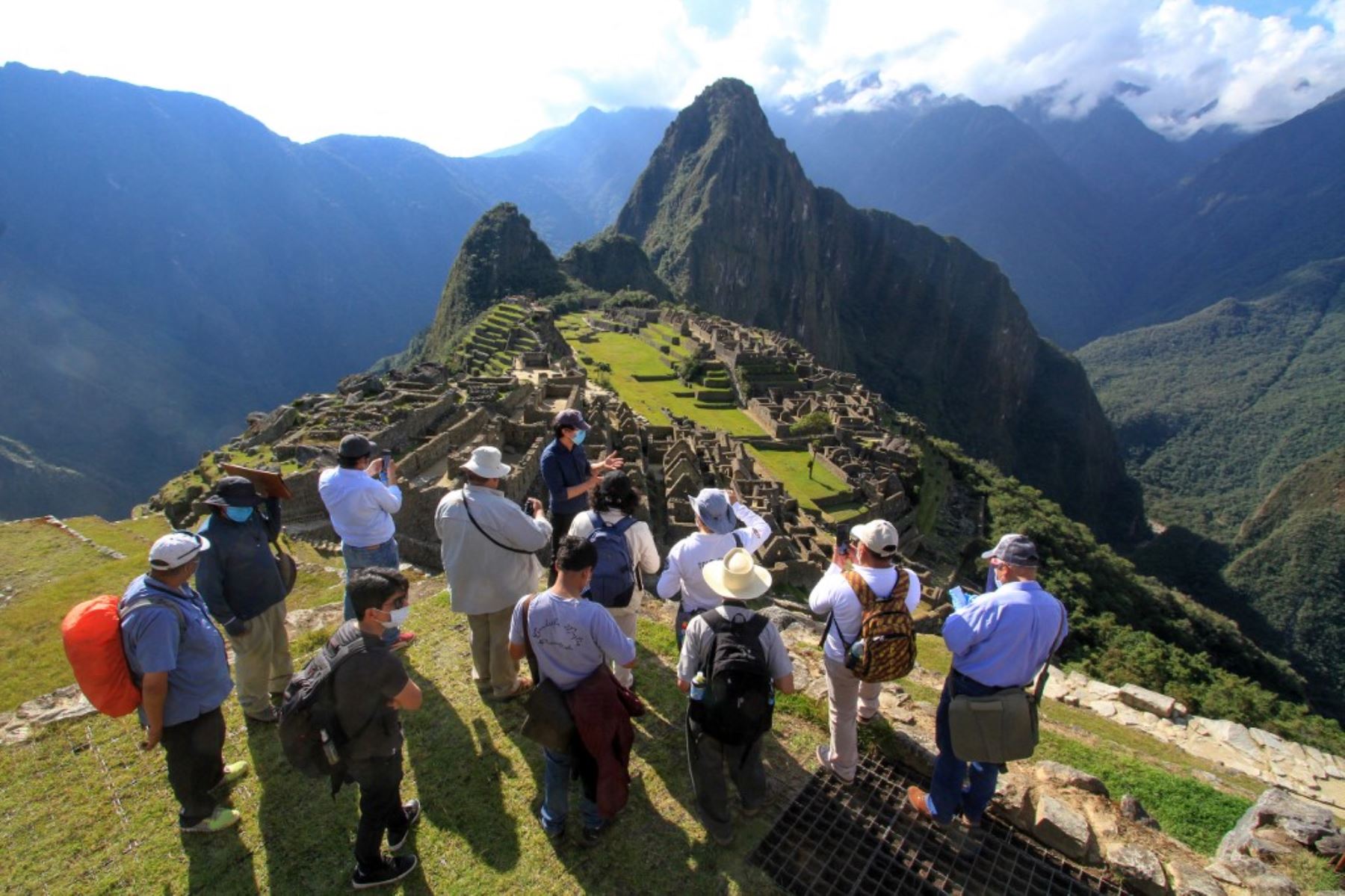 La ciudadela inca Machu Picchu, el principal atractivo turístico del Perú, Patrimonio Mundial y una de las siete nuevas maravillas del planeta, fue el primer destino nacional en recibir el sello Safe Travels, el 13 de octubre de 2020. Este reconocimiento internacional marcó el inicio de la reactivación turística en el país. AFP