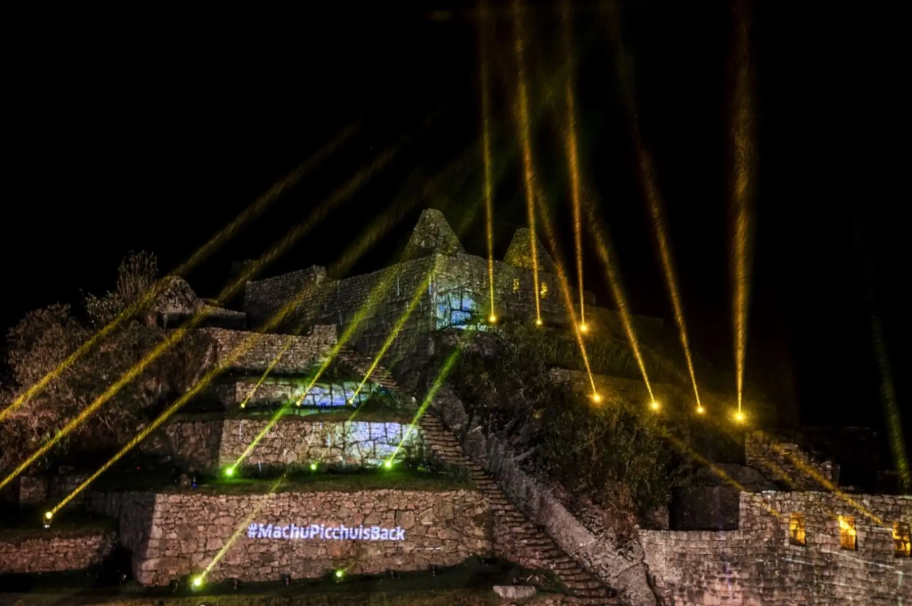 Desde hoy, la ciudadela inca de Machu Picchu volverá a recibir 897 visitantes al día, equivalente al 40 % de su aforo máximo, de lunes a domingo, según establecen las nuevas disposiciones del Ejecutivo para el ingreso a los monumentos arqueológicos ubicados en provincias con nivel de alerta muy alto de contagio frente a la pandemia de covid-19. Foto: AFP