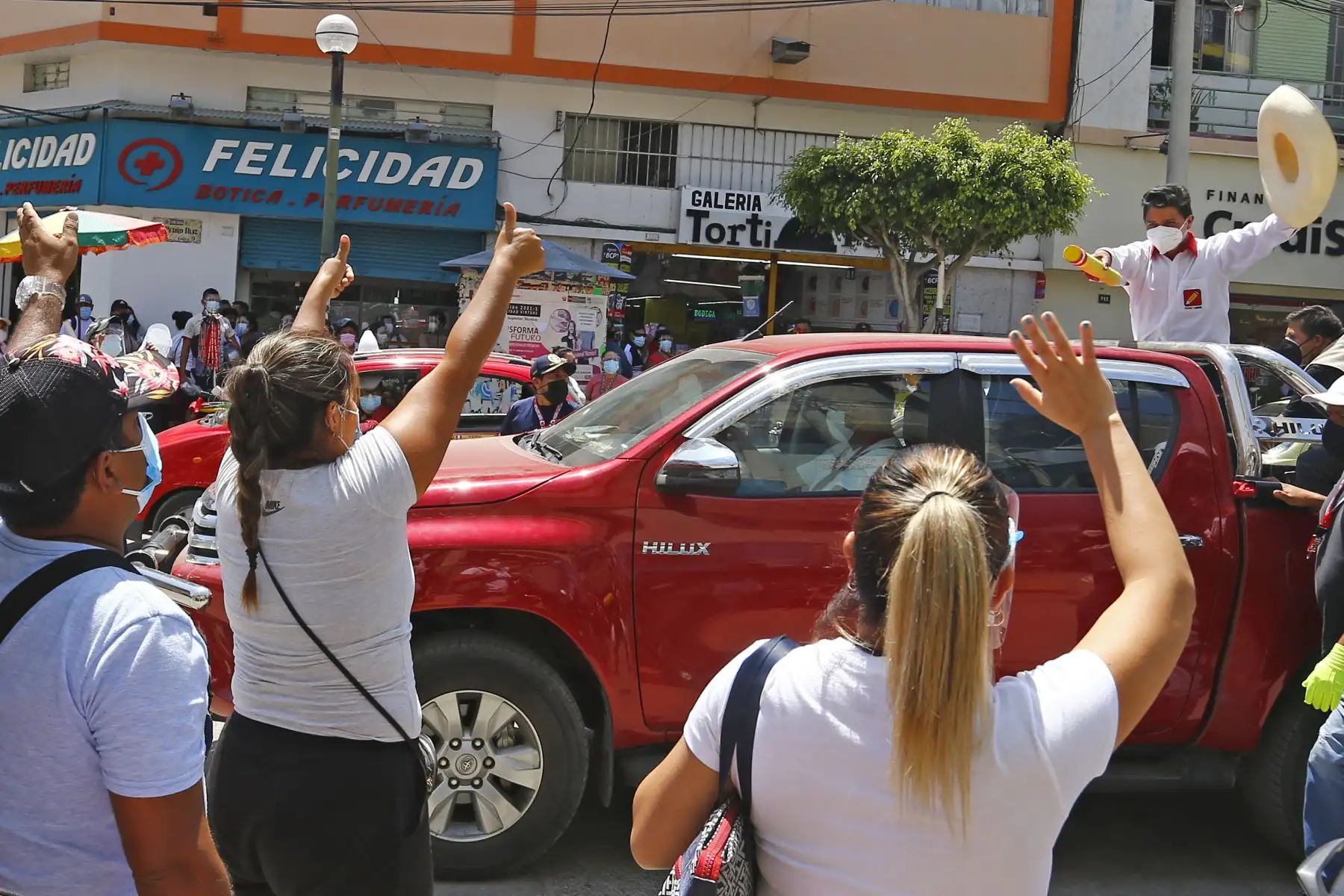 Caravana del candidato Pedro Castillo por calles y mercados del distrito José Leonardo Ortiz en la ciudad de Chiclayo, como parte de su agenda en la región de Lambayeque. Foto: ANDINA/Andrés Valle