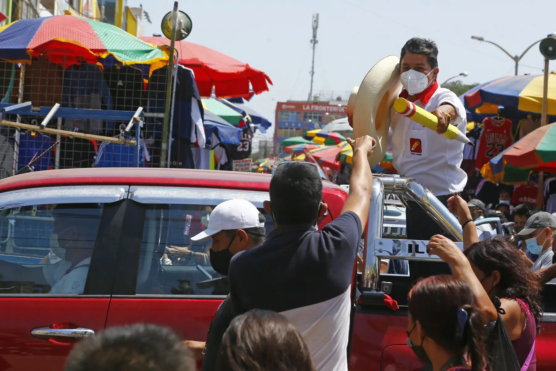 Caravana del candidato Pedro Castillo por calles y mercados del distrito José Leonardo Ortiz en la ciudad de Chiclayo, como parte de su agenda en la región de Lambayeque. Foto: ANDINA/Andrés Valle