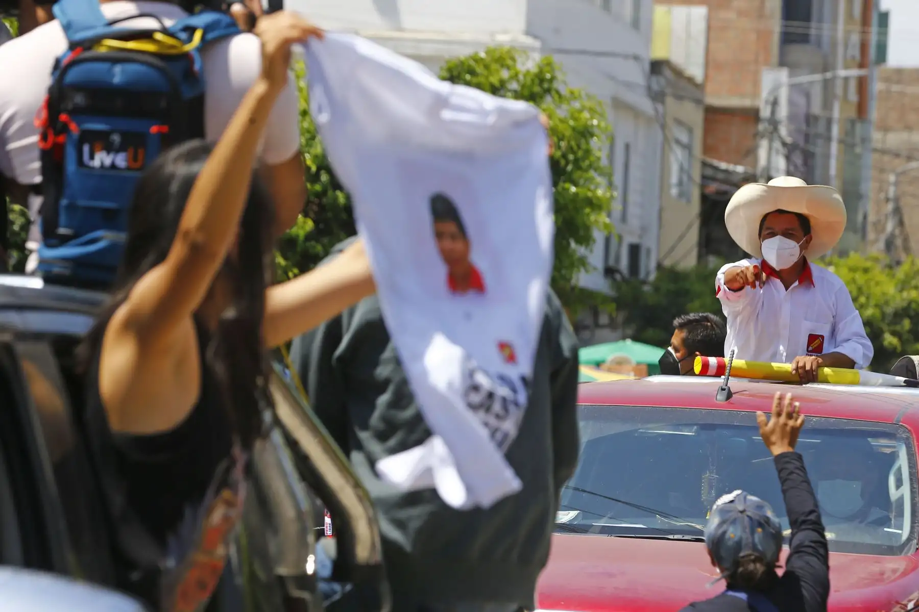 Caravana del candidato Pedro Castillo por calles y mercados del distrito José Leonardo Ortiz en la ciudad de Chiclayo, como parte de su agenda en la región de Lambayeque. Foto: ANDINA/Andrés Valle