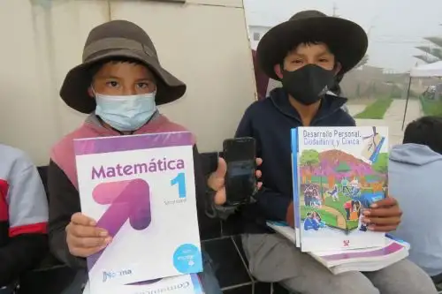 Juntos: Escolares de la sierra alta agradecen señal de internet libre para sus estudios. Foto: Difusión