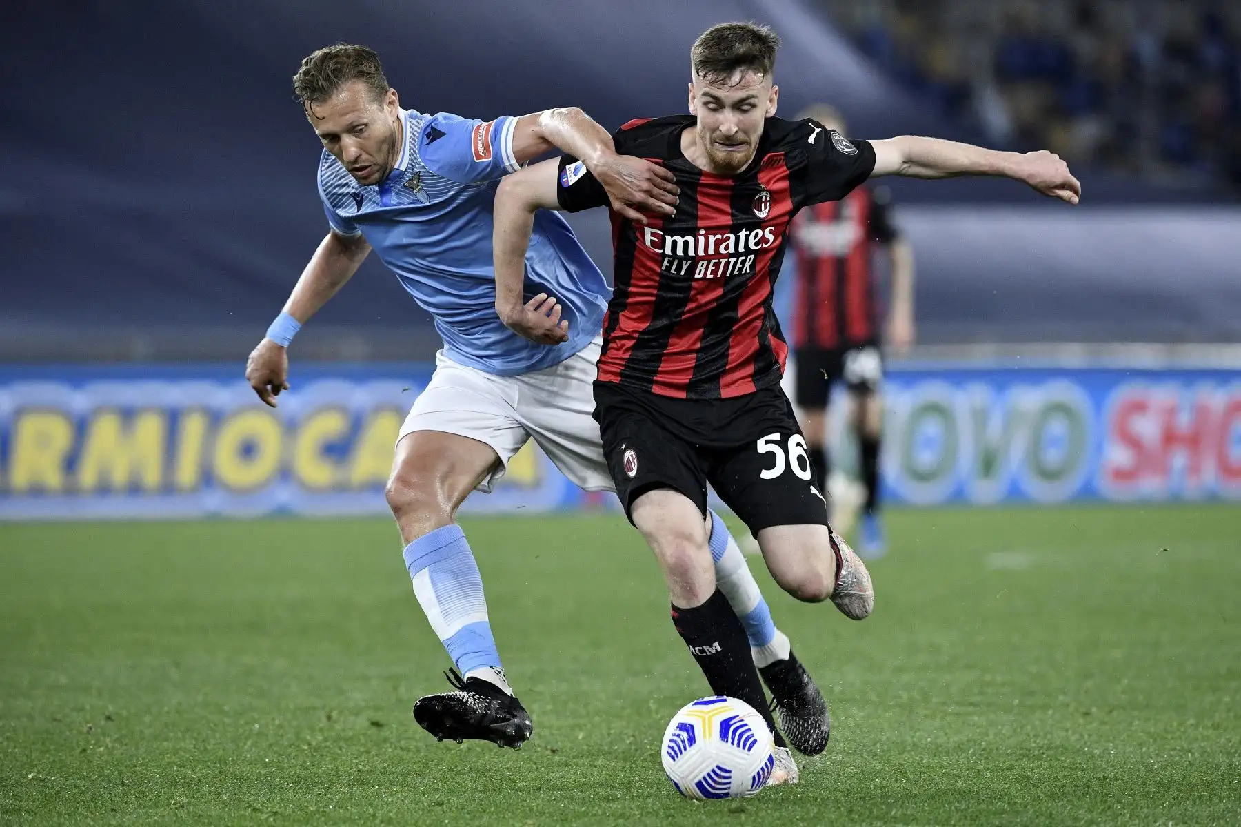 El centrocampista brasileño de Lazio, Lucas Leiva, compite con el centrocampista belga del AC Milan, Alexis Saelemaekers, durante el partido de fútbol de la Serie A. Foto: AFP