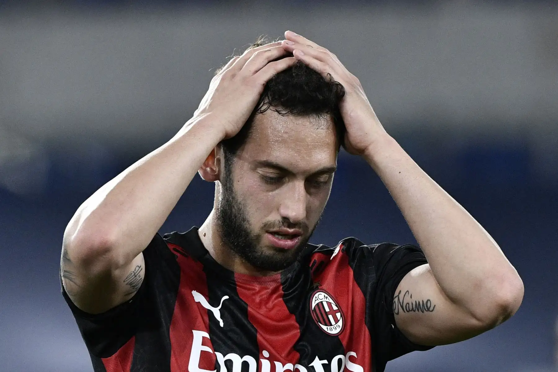 El centrocampista turco del AC Milan Hakan Calhanoglu reacciona durante el partido de fútbol de la Serie A. Foto: AFP
