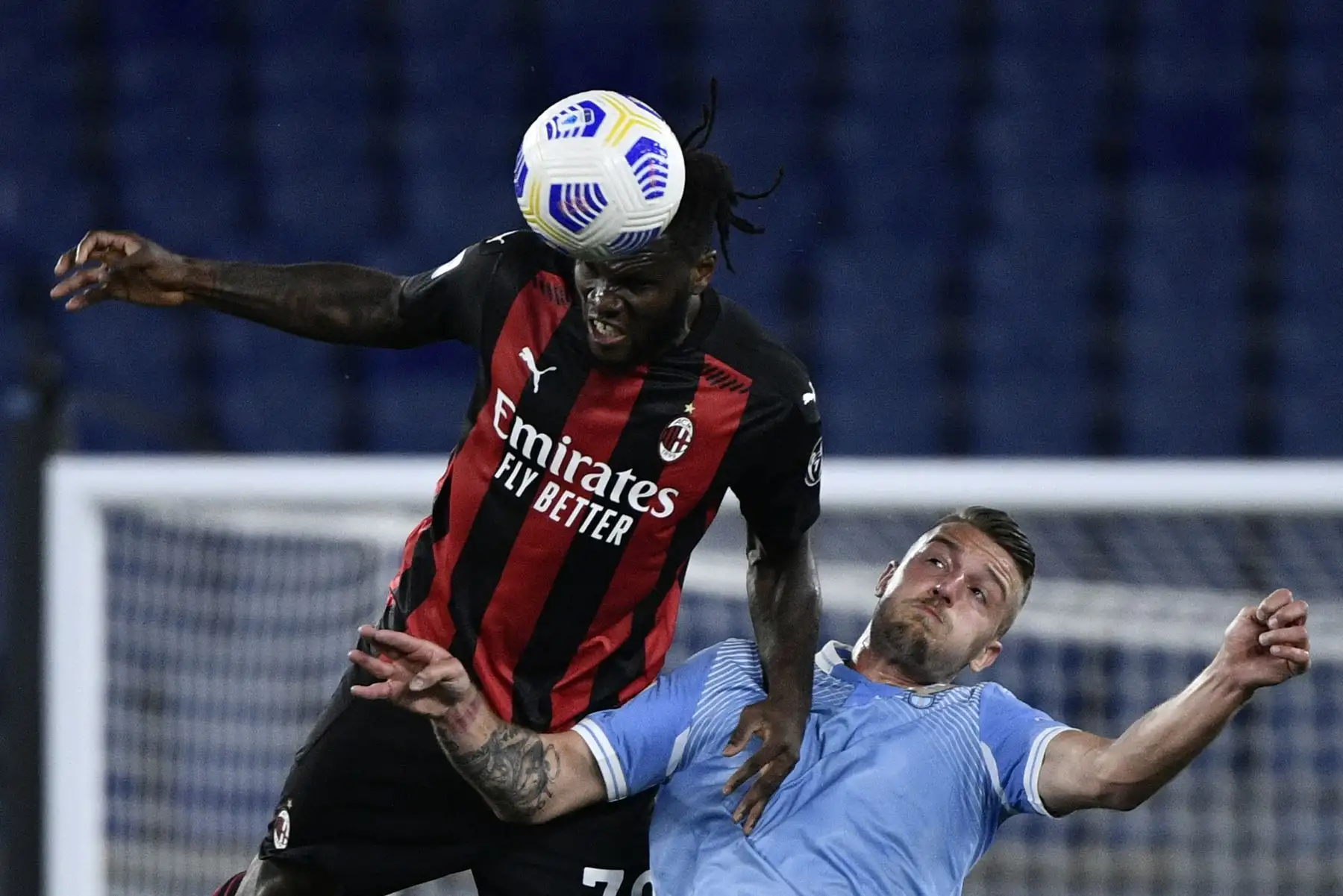 El centrocampista marfileño del AC Milan Franck Kessie compite con el centrocampista serbio de Lazio Sergej Milinkovic-Savic durante el partido de fútbol de la Serie A. Foto: AFP