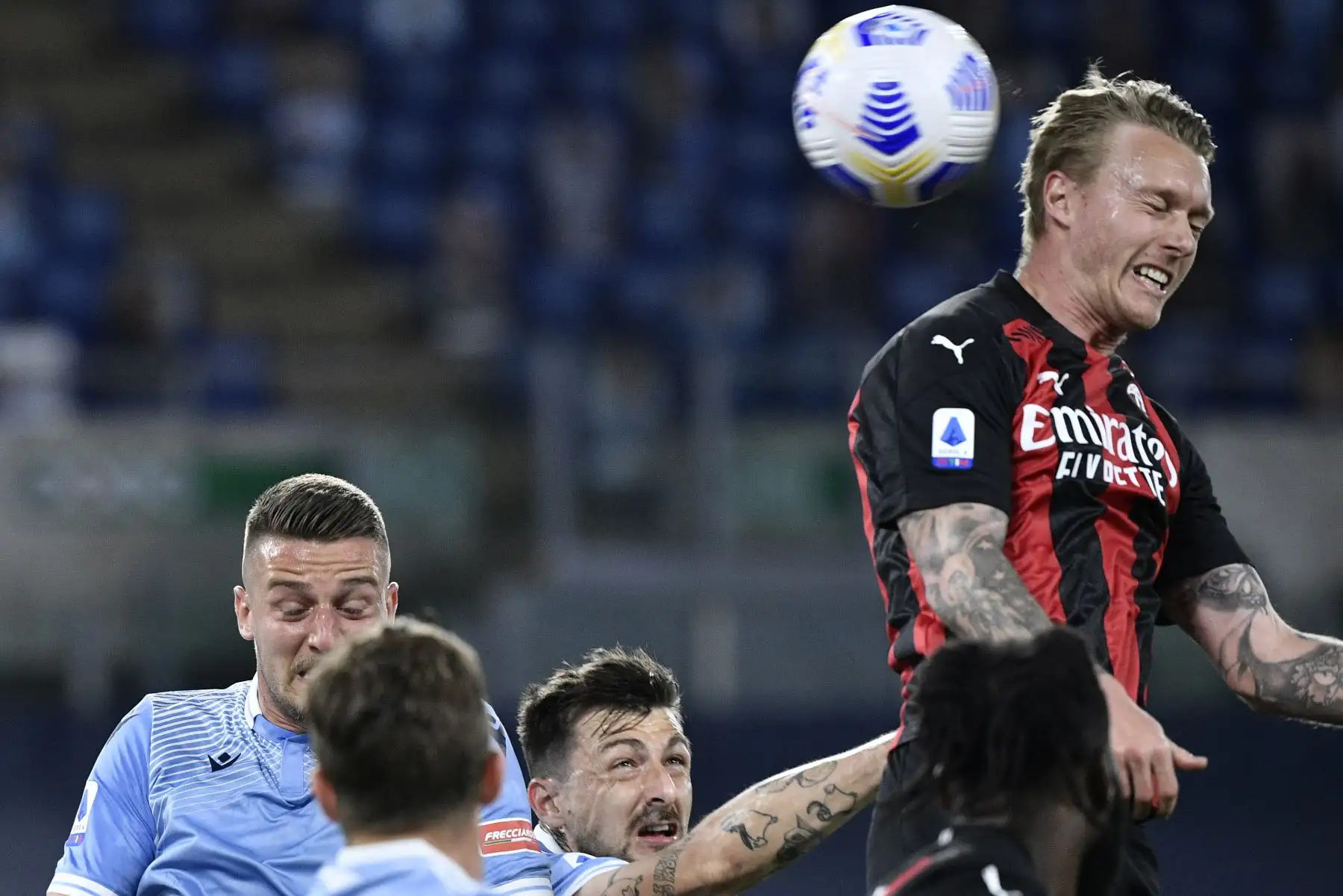 El defensor danés del AC Milan Simon Kjaer cabecea el balón durante el partido de fútbol de la Serie A. Foto: AFP