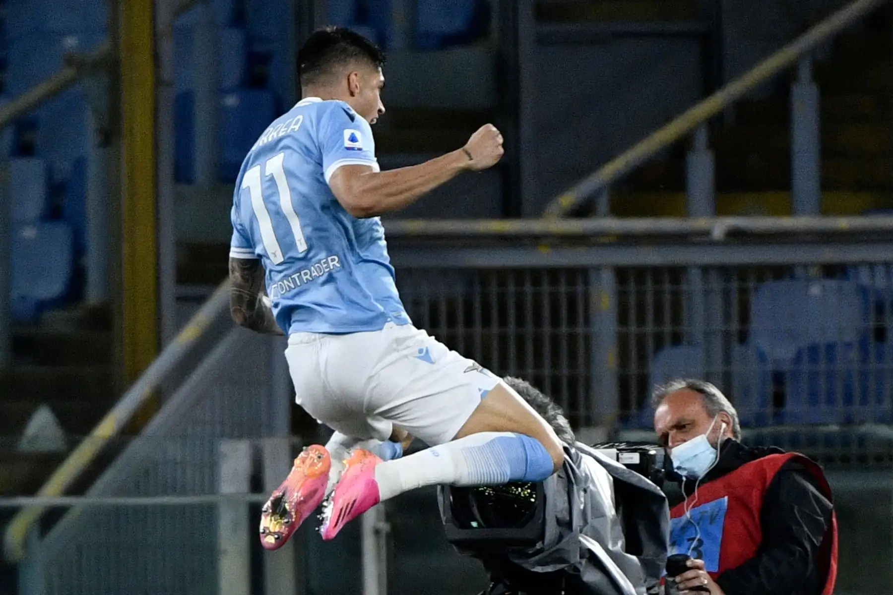 El delantero argentino de Lazio Joaquín Correa celebra tras anotar durante el partido de fútbol de la Serie A. Foto: AFP