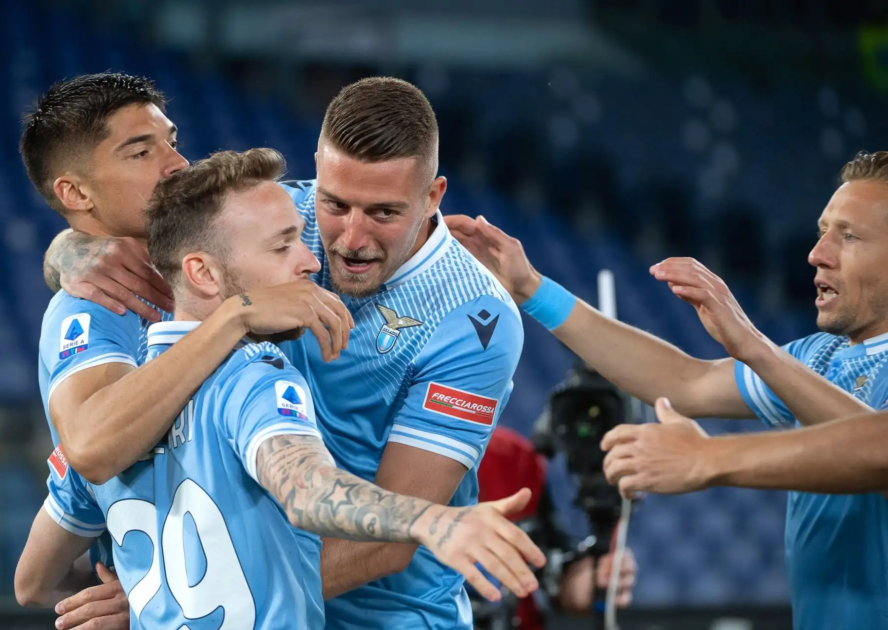 oaquín Correa de Lazio celebra con sus compañeros tras anotar el 1-0 en el partido de fútbol de la Serie A. Foto: EFE