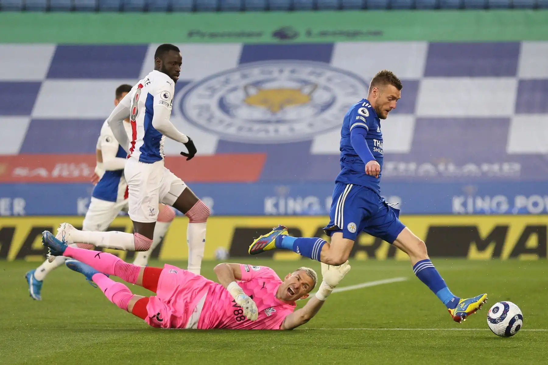 Jamie Vardy del Leicester pierde una oportunidad durante el partido de fútbol de la Premier League. Foto: EFE