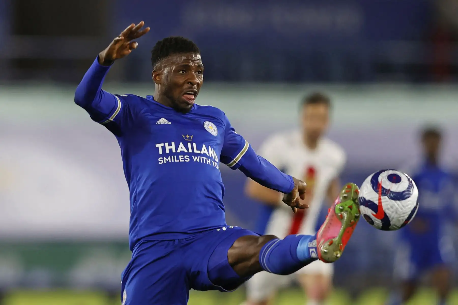 El delantero nigeriano del Leicester City Kelechi Iheanacho controla el balón durante el partido de fútbol de la Premier League. Foto: AFP