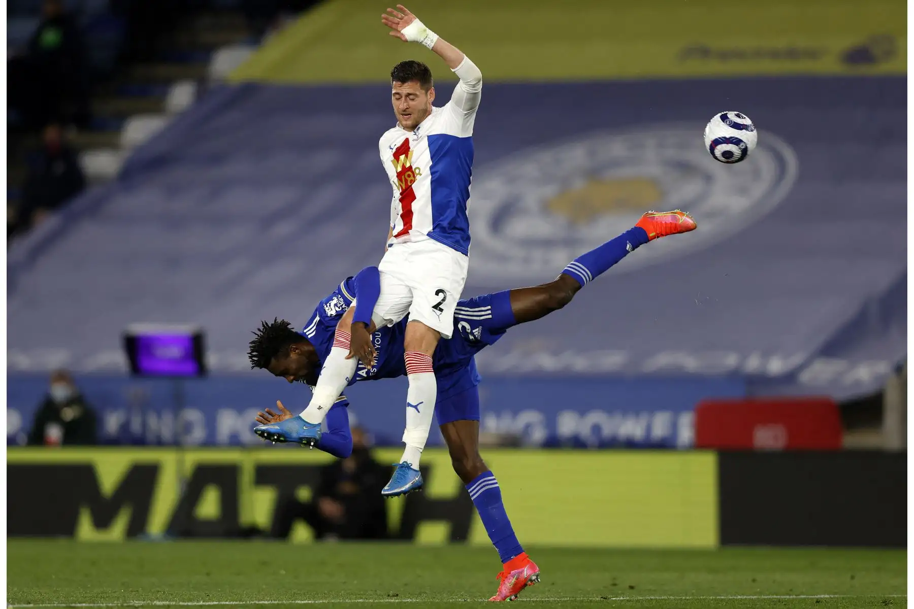 Acción de la posible falta por penalti del defensa inglés del Crystal Palace Joel Ward sobre el mediocampista nigeriano del Leicester City. Foto. AFP