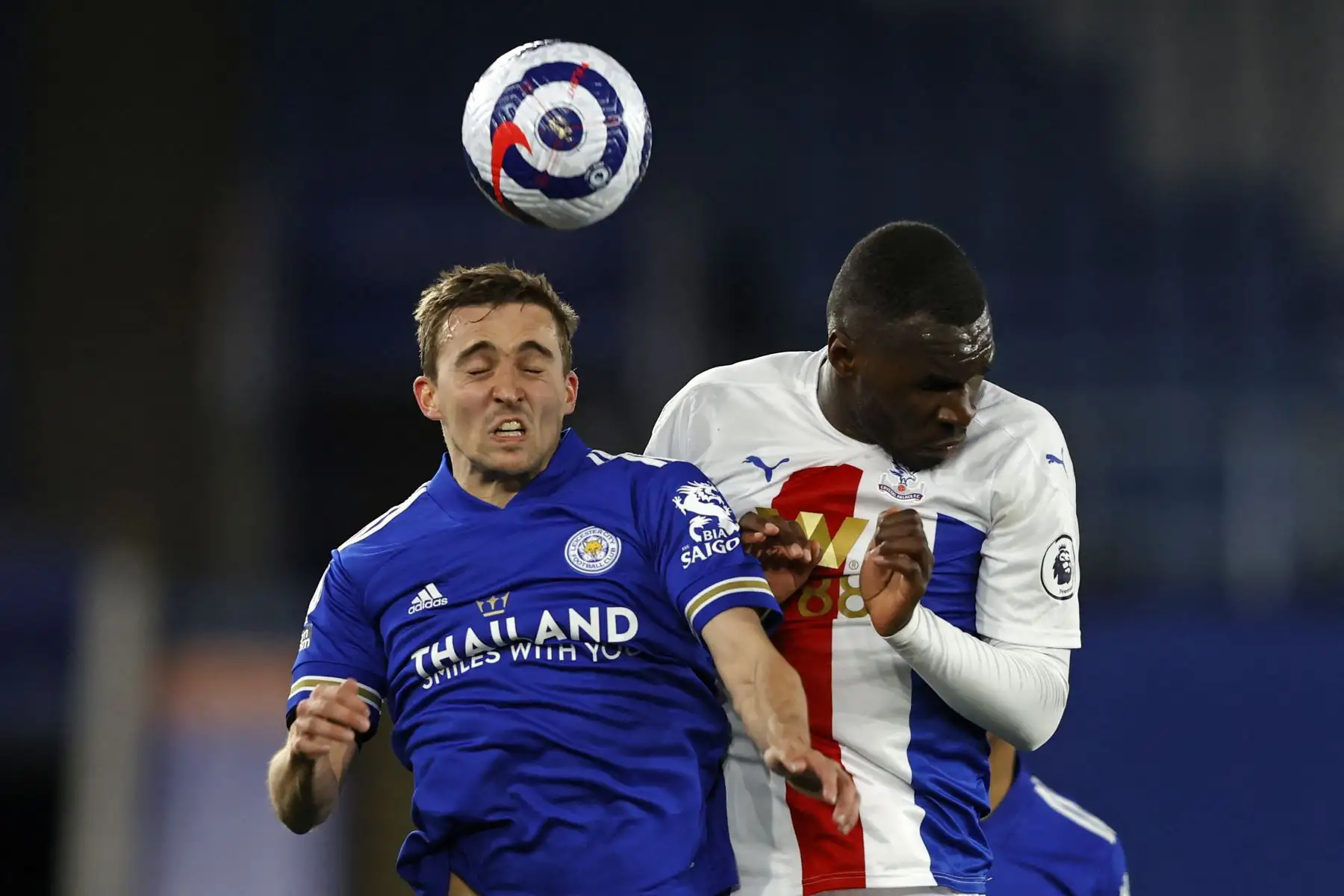 El defensor belga del Leicester City, Timothy Castagne, compite con el delantero del Crystal Palace, Christian Benteke, durante el partido de fútbol de la Premier League. Foto: AFP