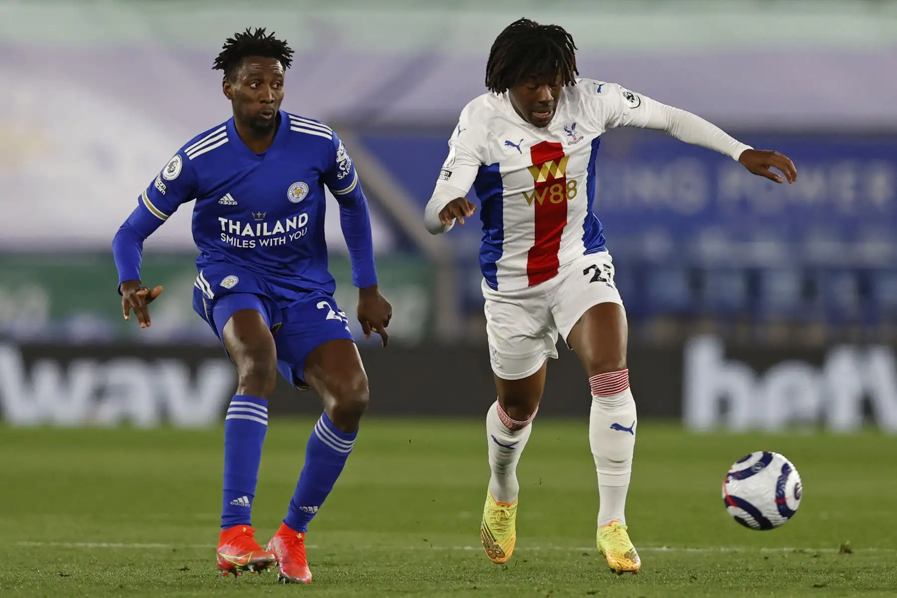 El centrocampista inglés de Crystal Palace Eberechi Eze compite con el centrocampista nigeriano del Leicester City Wilfred Ndidi durante el partido de fútbol de la Premier League. Foto: AFP