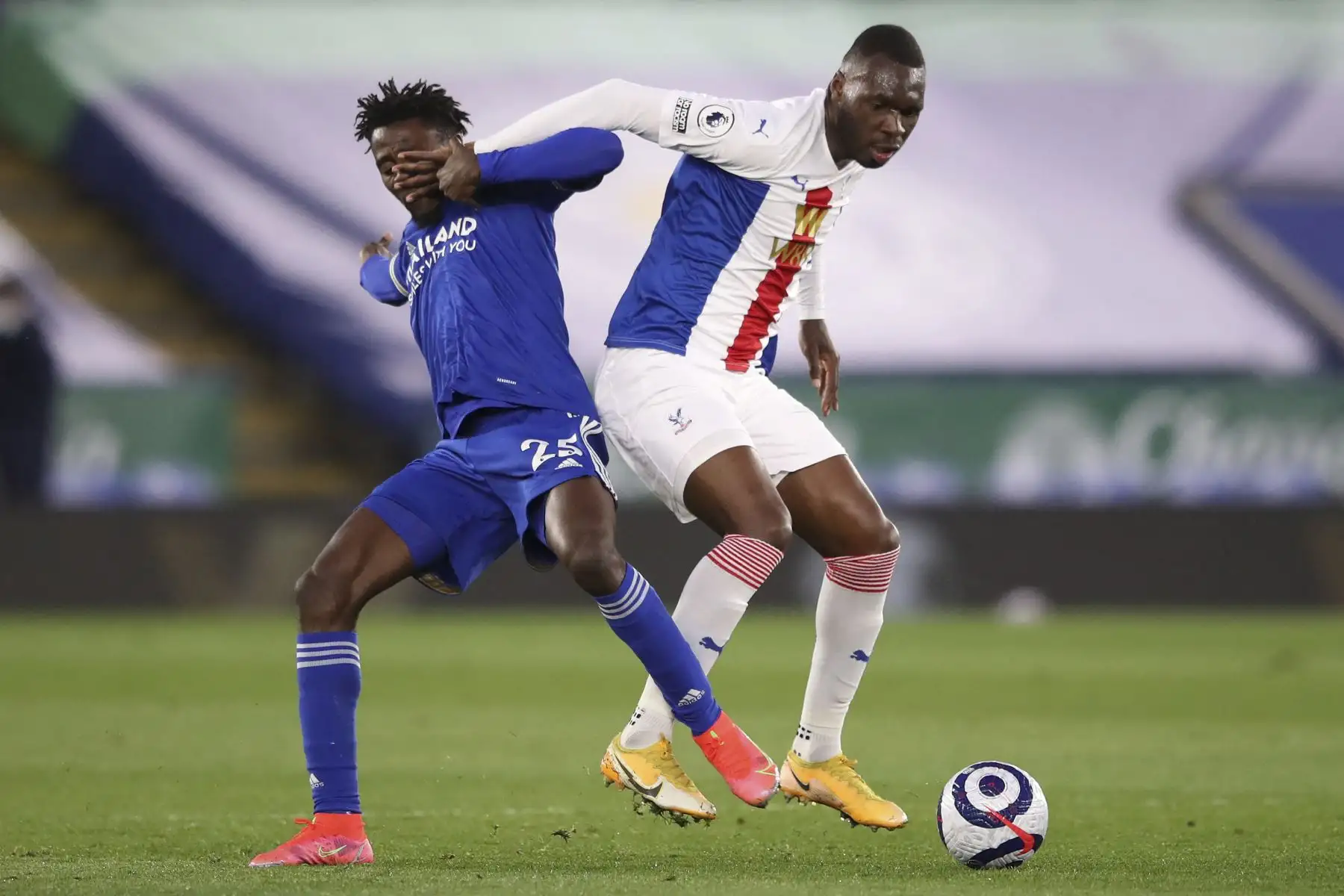 El delantero belga del Crystal Palace, Christian Benteke, compite con el centrocampista nigeriano del Leicester City, Wilfred Ndidi, durante el partido de fútbol de la Premier League. Foto: AFP