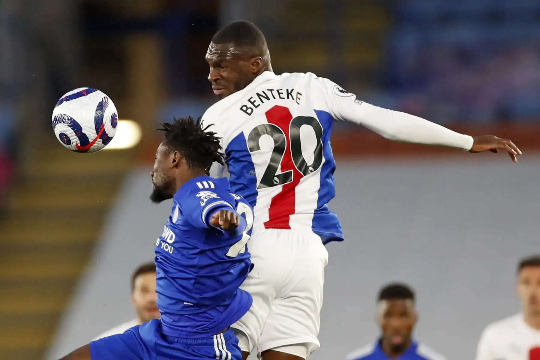 El delantero belga de Crystal Palace, Christian Benteke, compite con el centrocampista nigeriano del Leicester City, Wilfred Ndidi, durante el partido de fútbol de la Premier League. Foto: AFP