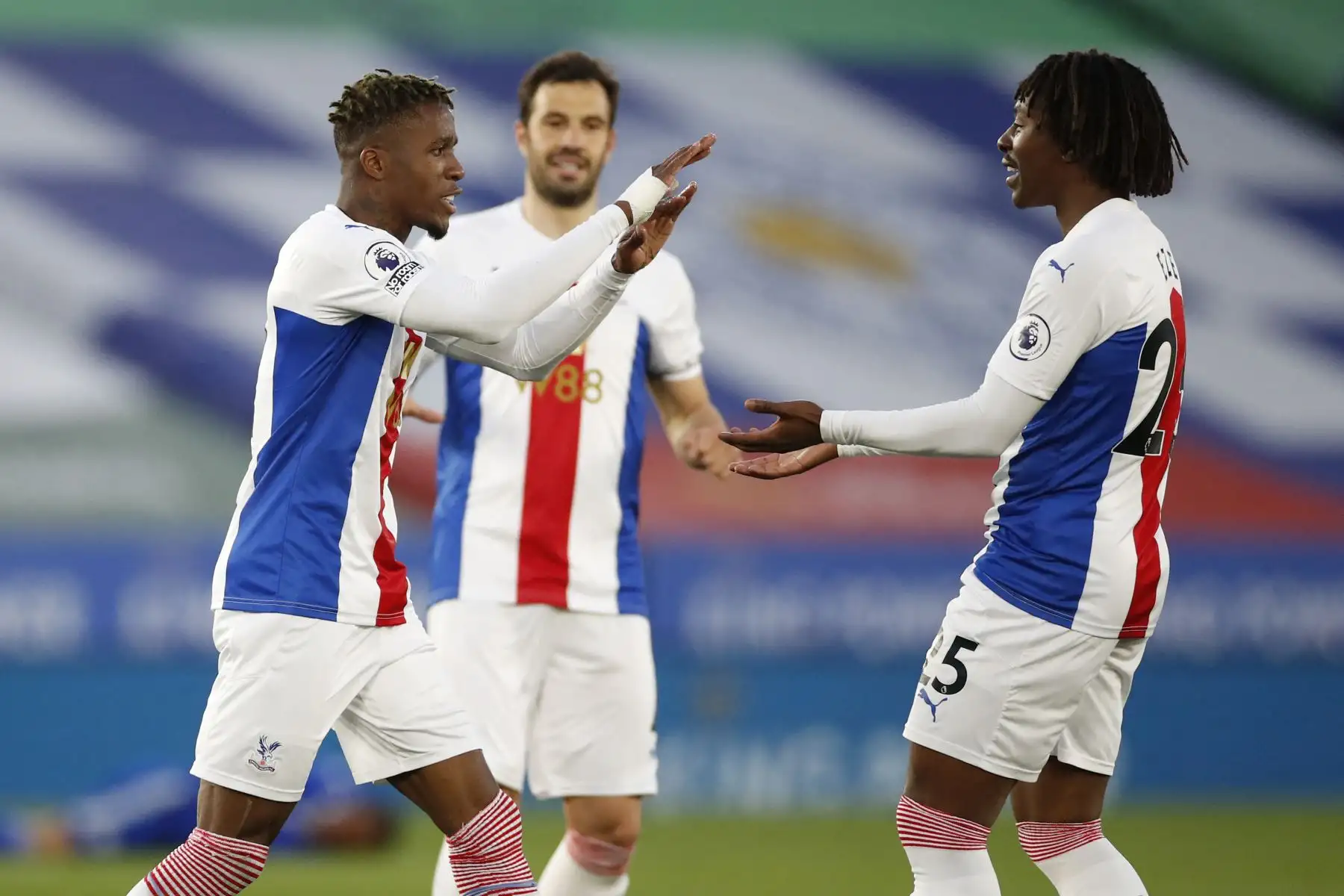 El delantero marfileño del Crystal Palace, Wilfried Zaha, celebra con el mediocampista inglés del Crystal Palace, Eberechi Eze, luego de marcar el gol de apertura durante partido de fútbol de la Premier League. Foto: AFP
