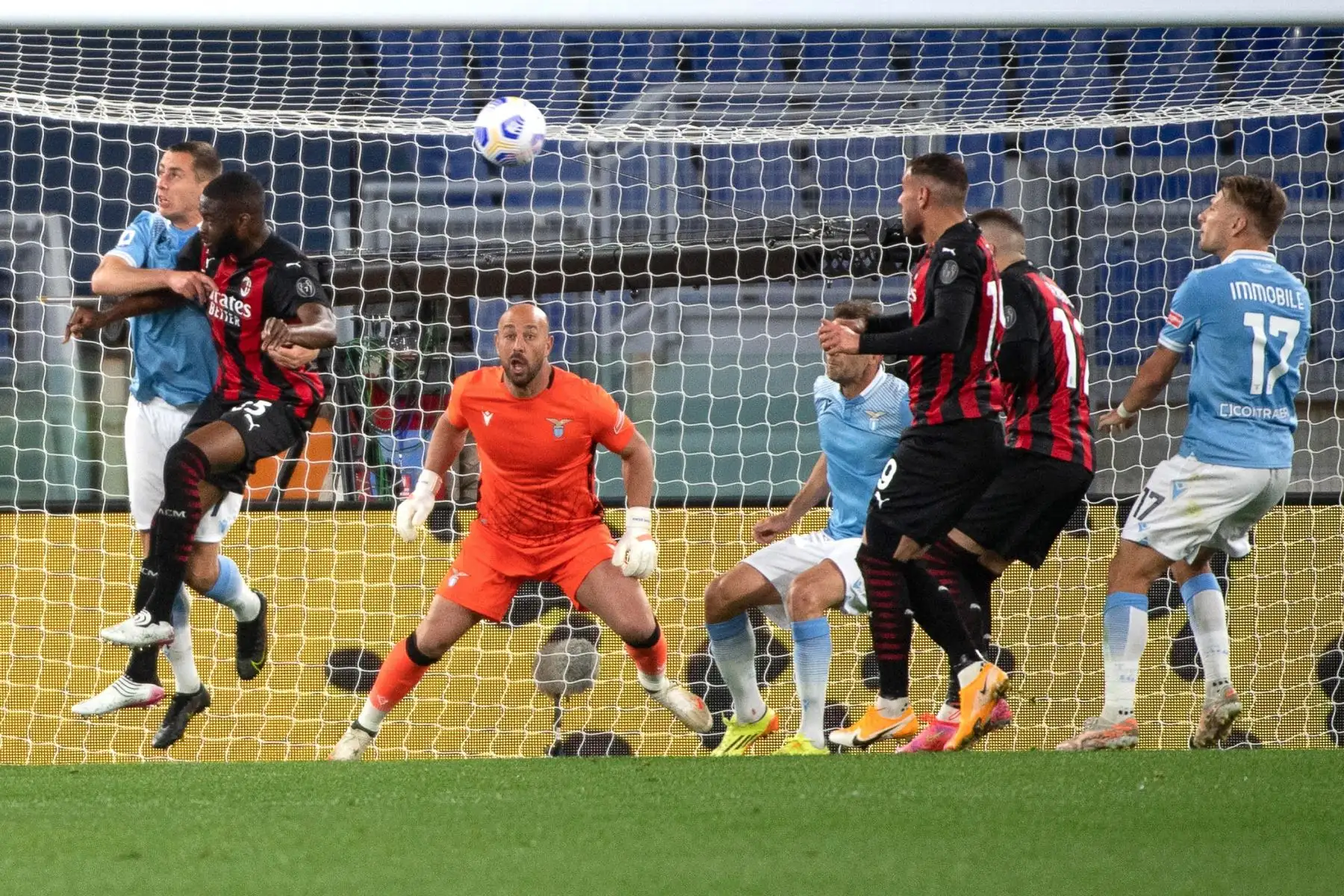 Adam Marusic de Lazio y Fikayo Tomori del Milan en acción durante el partido de fútbol de la Serie A. Foto: EFE