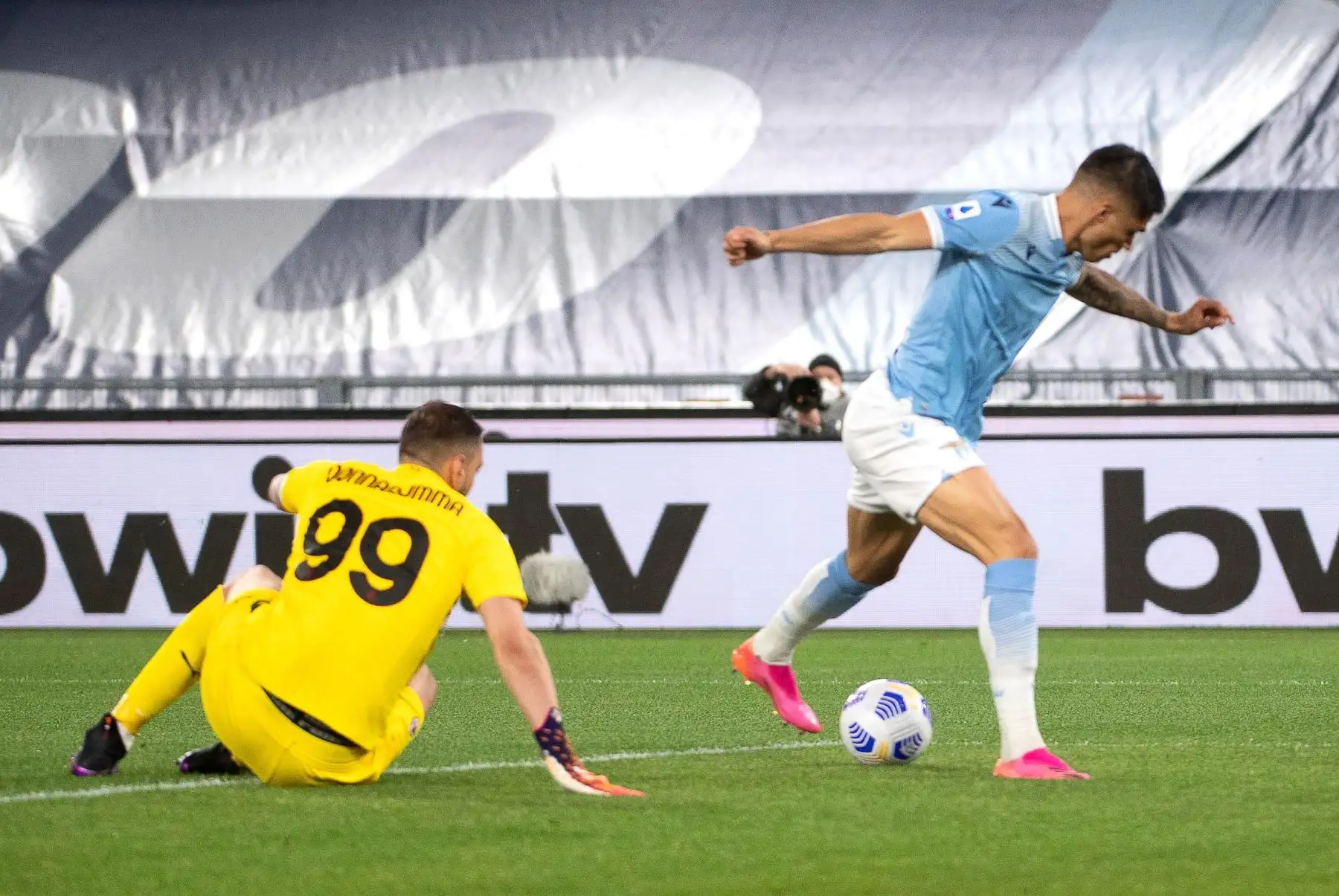 Joaquín Correa de Lazio anota la ventaja de 1-0 durante el partido de fútbol de la Serie A. Foto: EFE