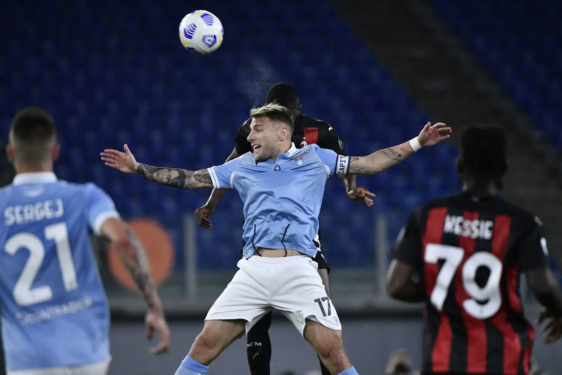 El delantero italiano de Lazio, Ciro Immobile, lucha por el balón durante el partido de fútbol de la Serie A. Foto: AFP