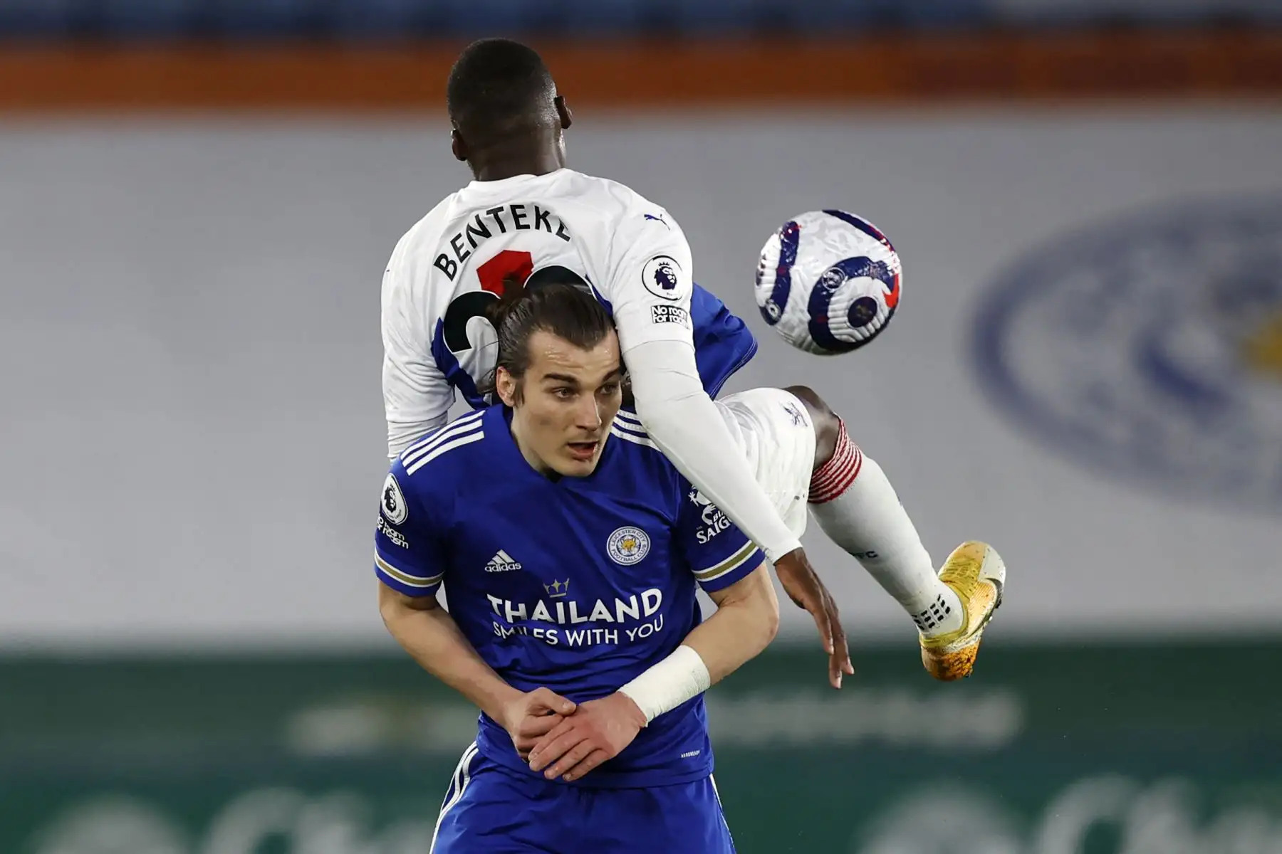 El defensa turco del Leicester City, Caglar Soyuncu, compite con el delantero belga de Crystal Palace, Christian Benteke, durante el partido de fútbol de la Premier League. Foto: AFP