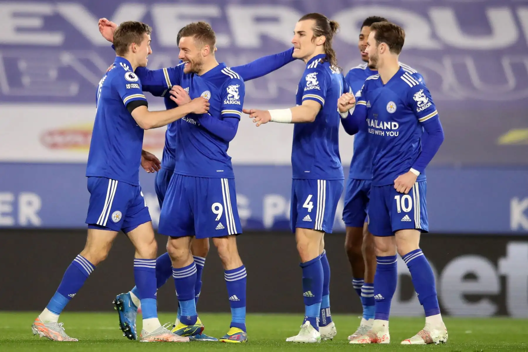El defensor belga del Leicester City, Timothy Castagne, celebra con el delantero inglés, Jamie Vardy, y otros compañeros de equipo después de anotar su primer gol durante el partido de fútbol de la Premier League. Foto: AFP