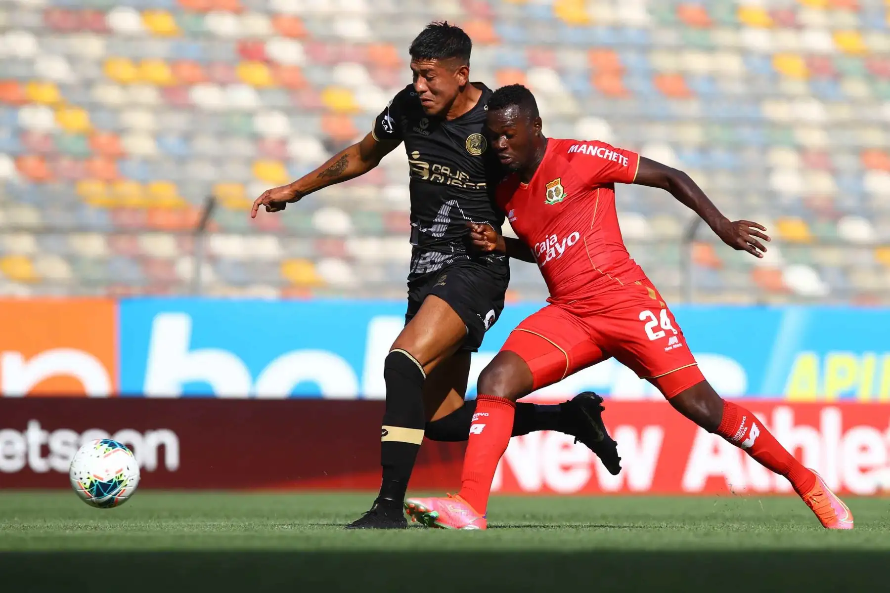 J. Quintero de Sport Huancayo se enfrenta por el balón ante su rival de Cusco FC durante partido por la quinta fecha de la Liga 1, en el Estadio Monumental. Foto: Liga 1